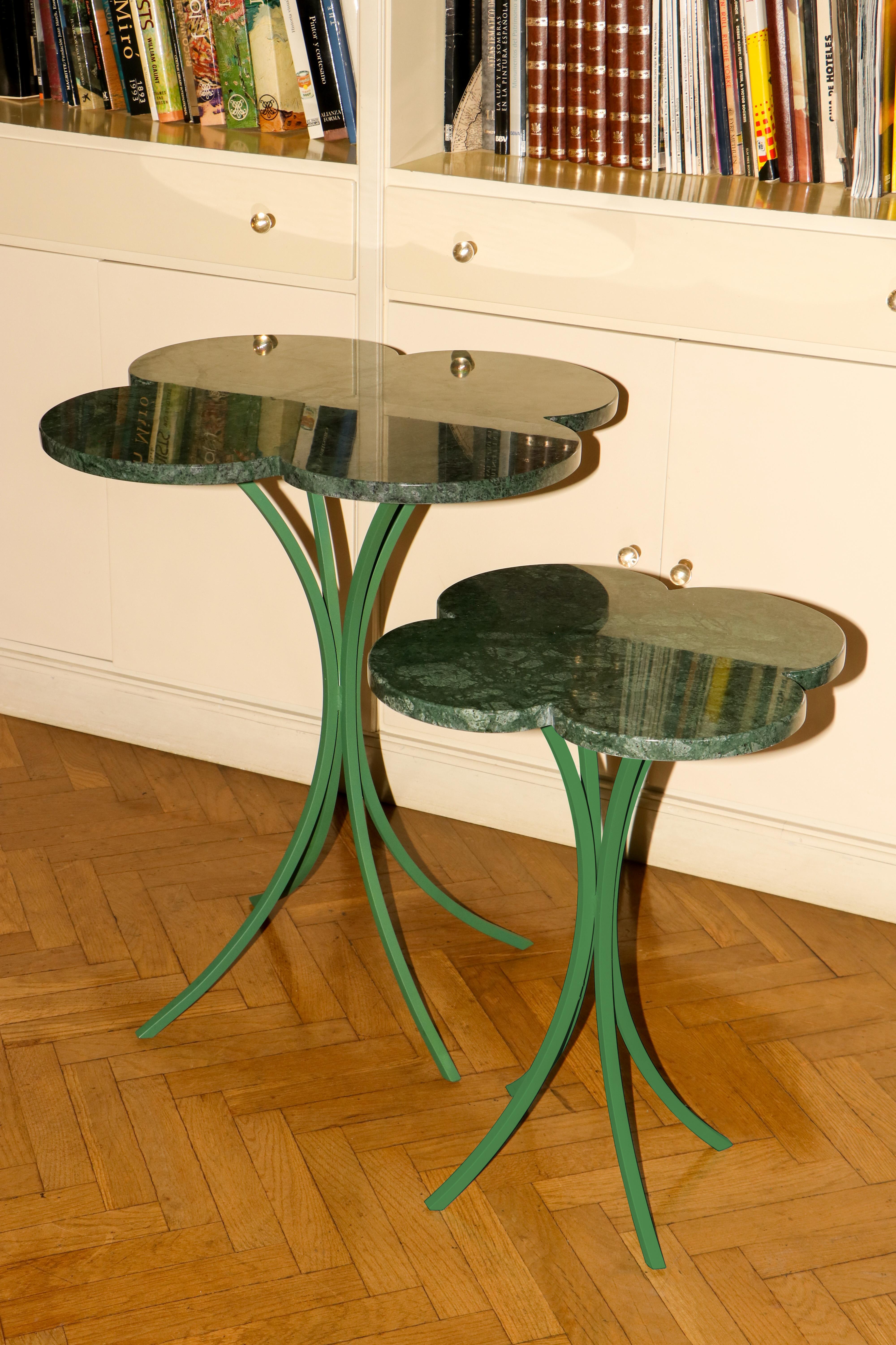 Clover is a side table made of a green smooth polished marble top and wrought iron forest green coloured legs. Its curves recreate the clover flower in an elegant and clean style.

Two available sizes. It can be used as a bedside or coffee