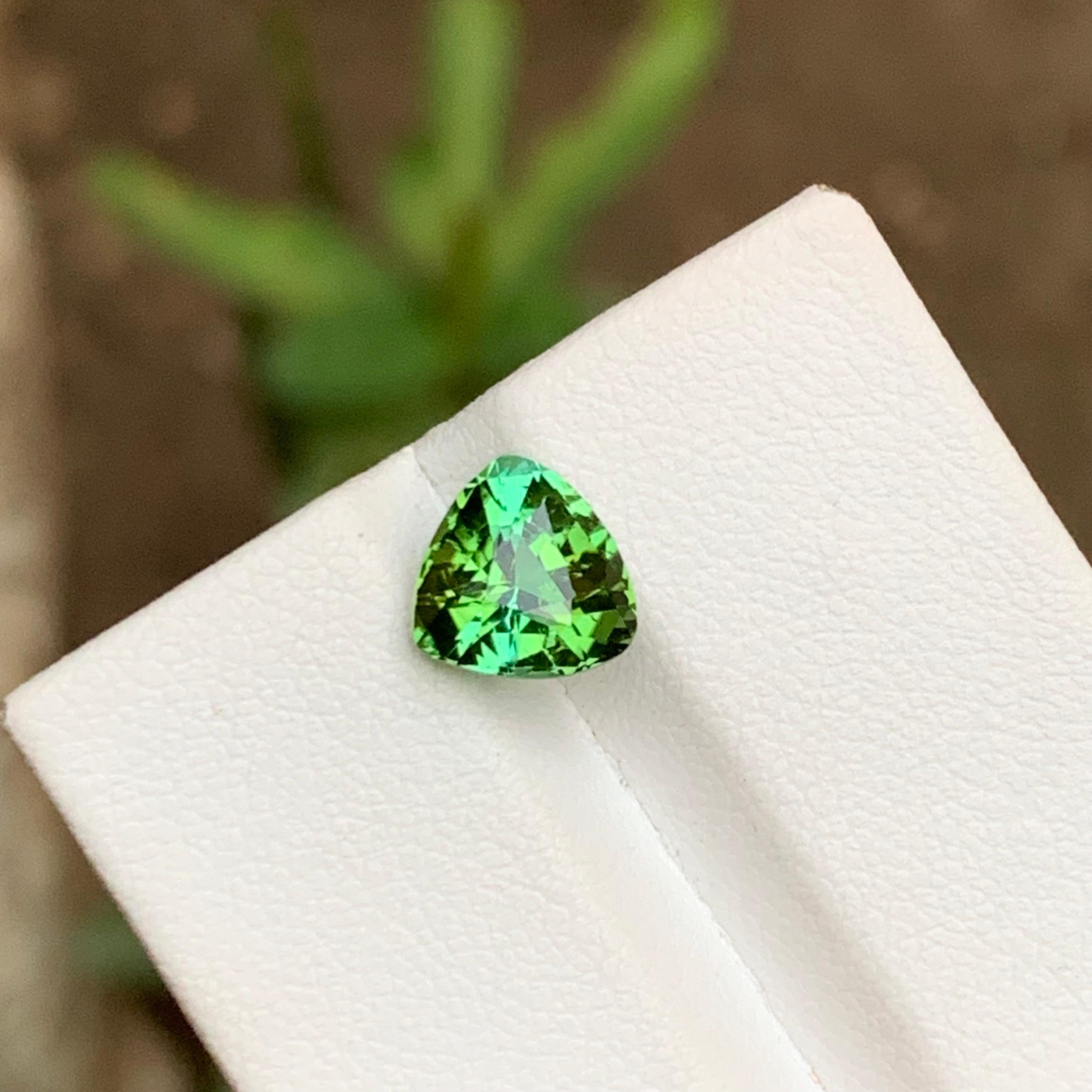 Contemporary Green Natural Tourmaline Gemstone 2.25 Ct Trillion Cut for Ring, Pendant Jewelry For Sale