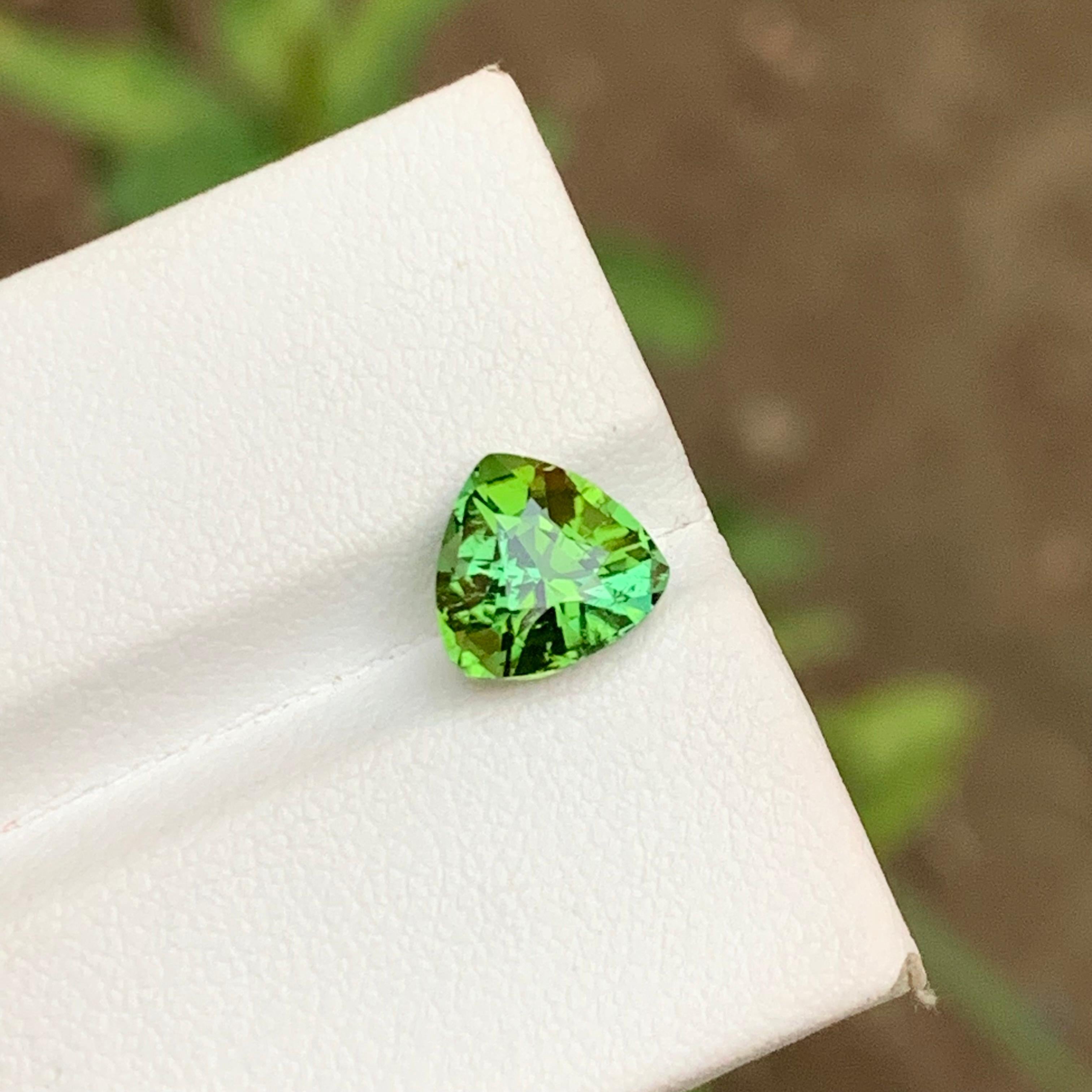 Green Natural Tourmaline Gemstone 2.25 Ct Trillion Cut for Ring, Pendant Jewelry In New Condition For Sale In Peshawar, PK