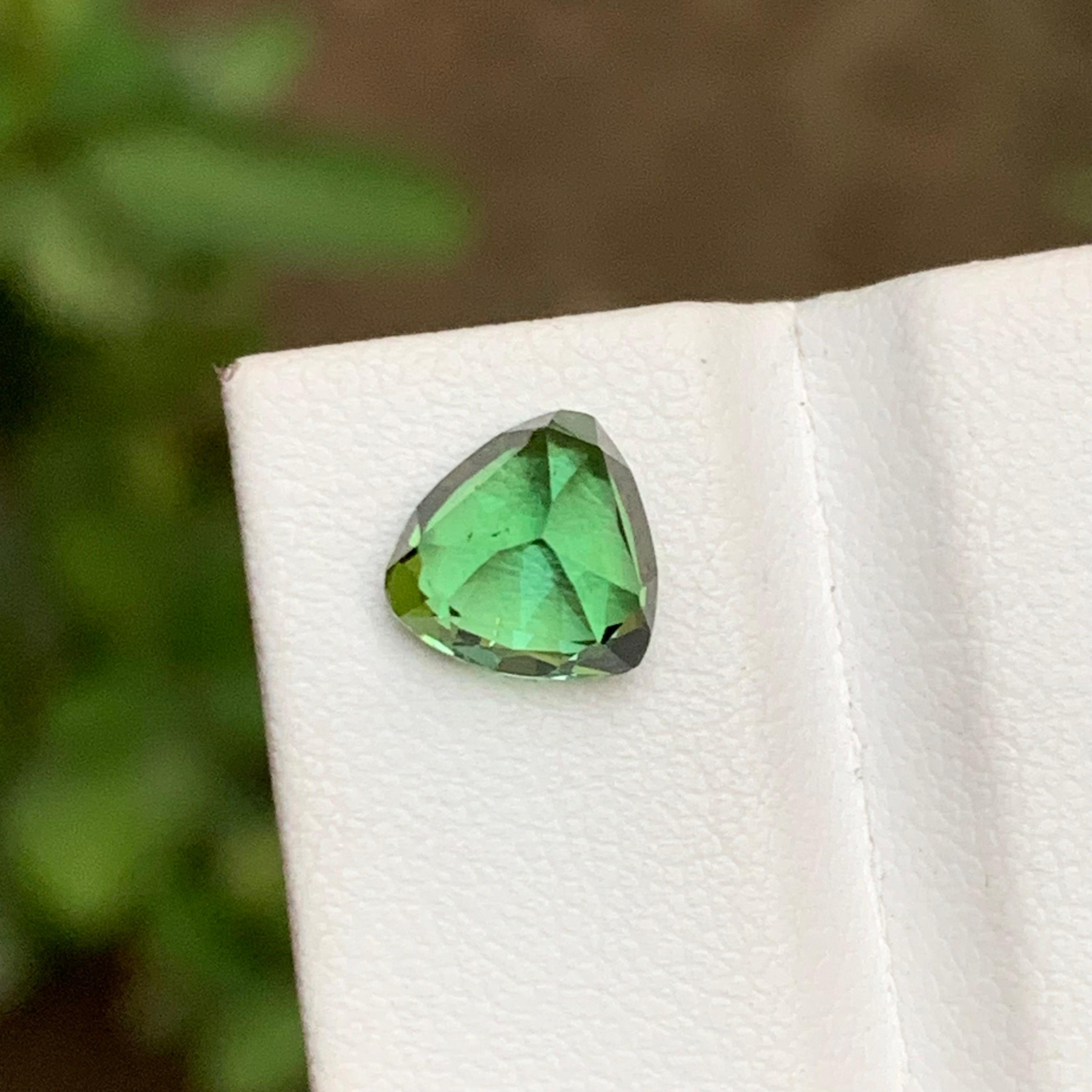 Women's or Men's Green Natural Tourmaline Gemstone 2.25 Ct Trillion Cut for Ring, Pendant Jewelry For Sale