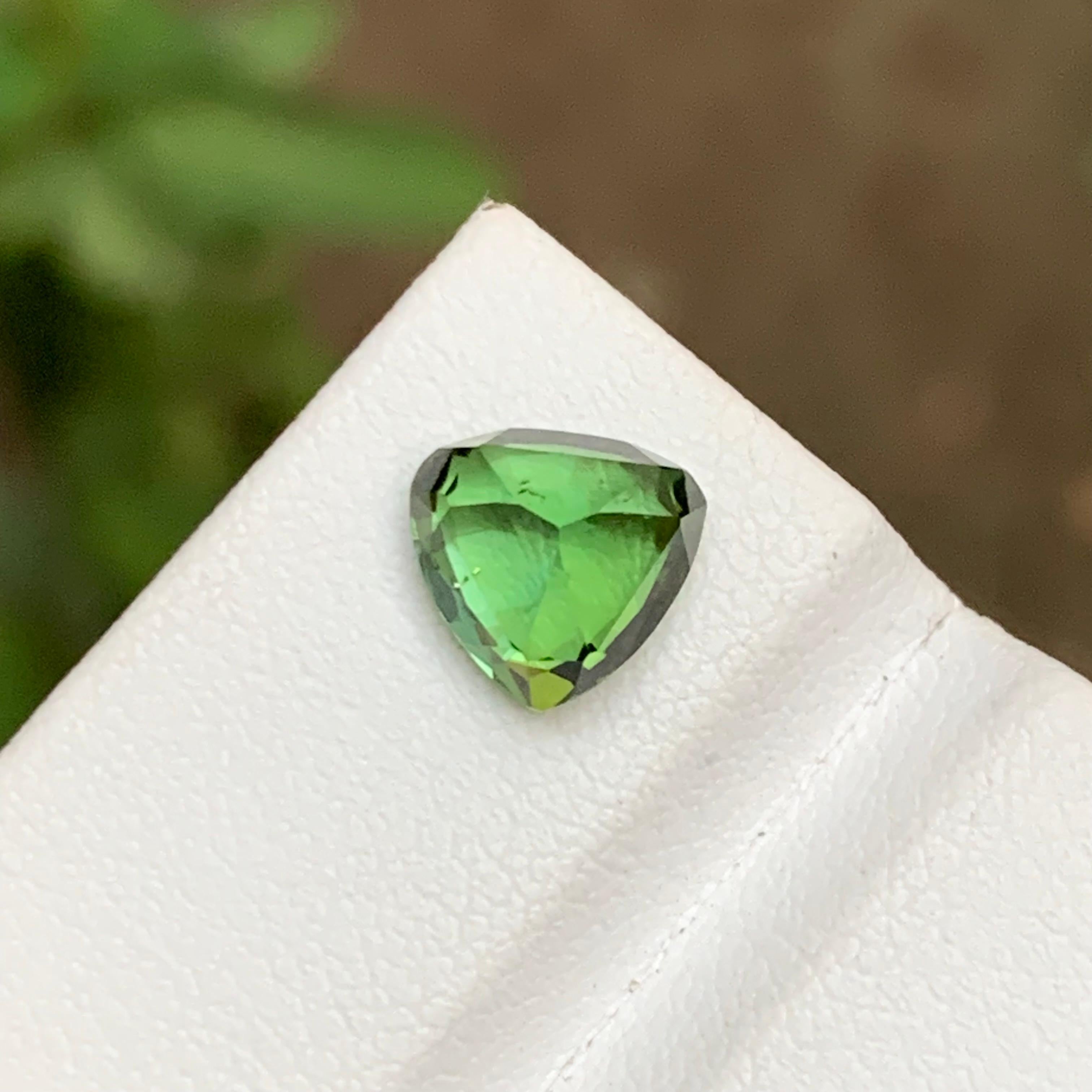 Green Natural Tourmaline Gemstone 2.25 Ct Trillion Cut for Ring, Pendant Jewelry For Sale 1