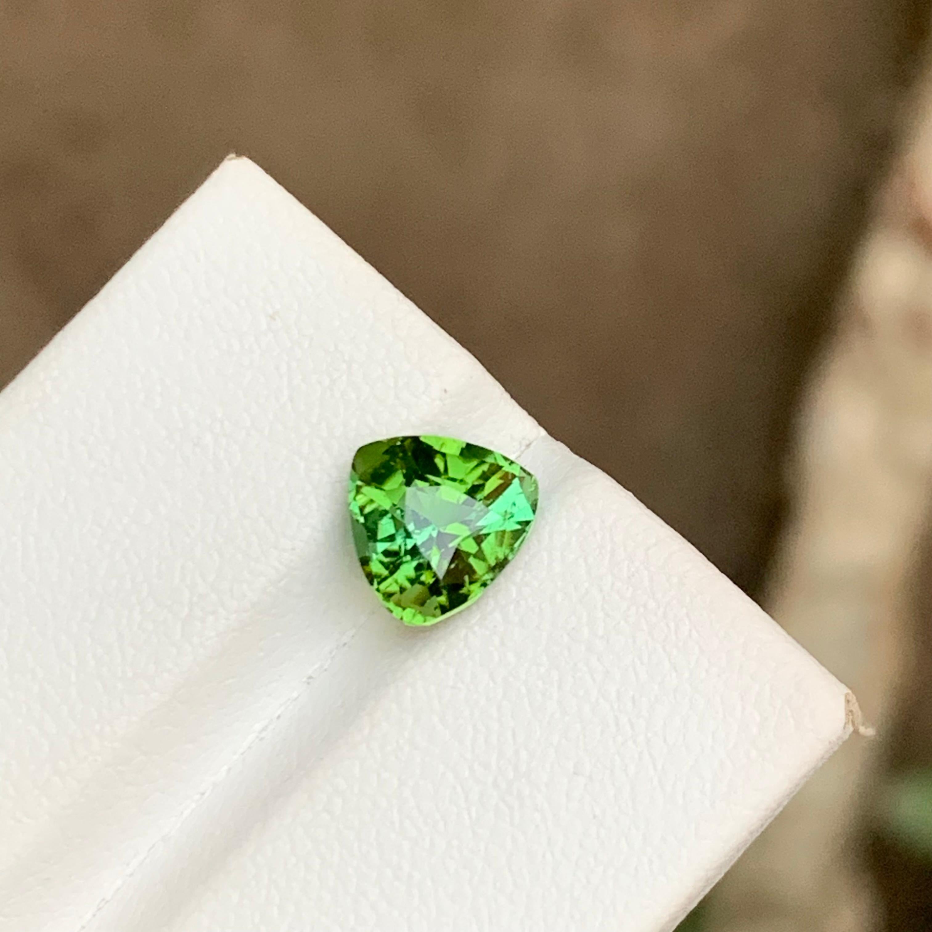 Green Natural Tourmaline Gemstone 2.25 Ct Trillion Cut for Ring, Pendant Jewelry For Sale 2