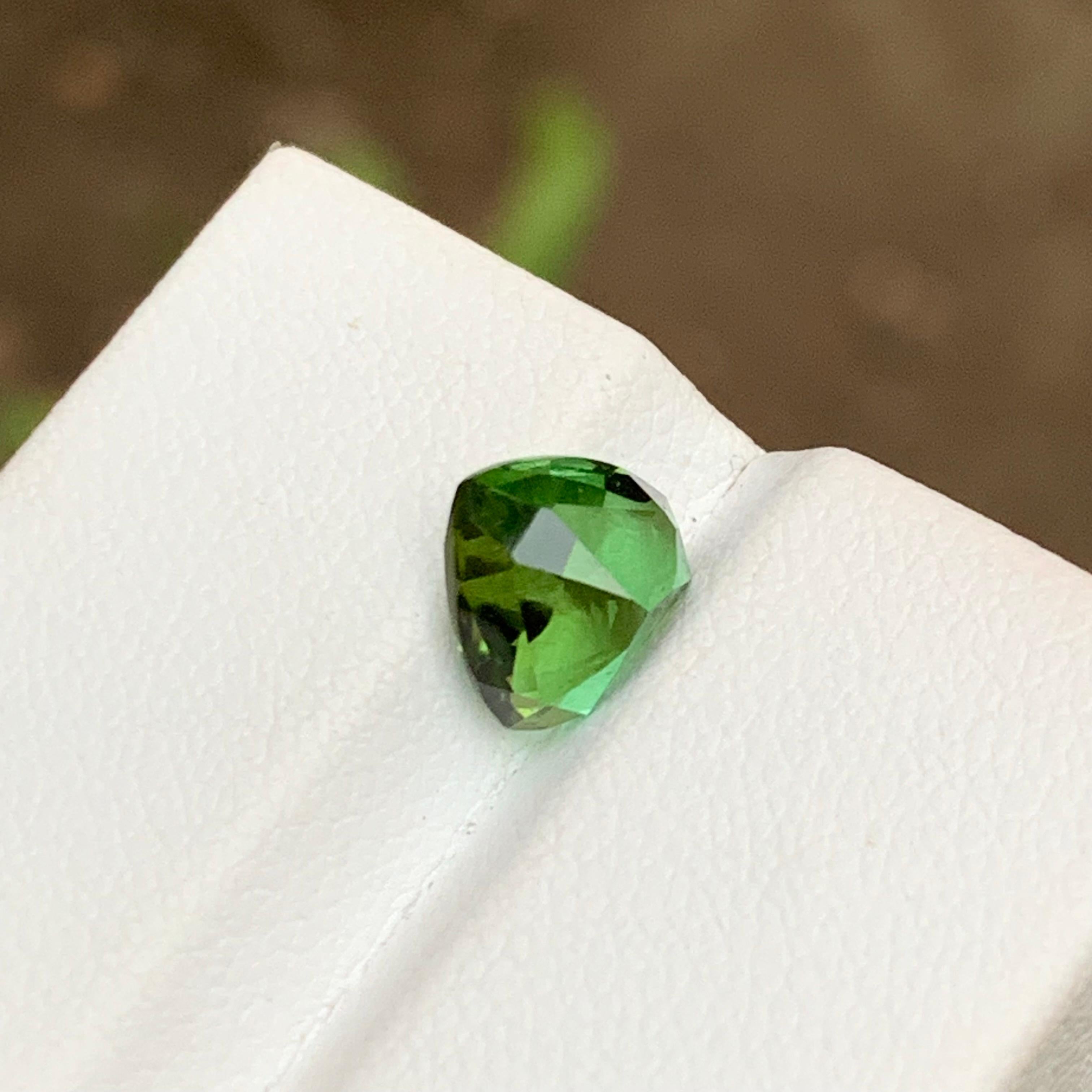 Green Natural Tourmaline Gemstone 2.25 Ct Trillion Cut for Ring, Pendant Jewelry For Sale 3