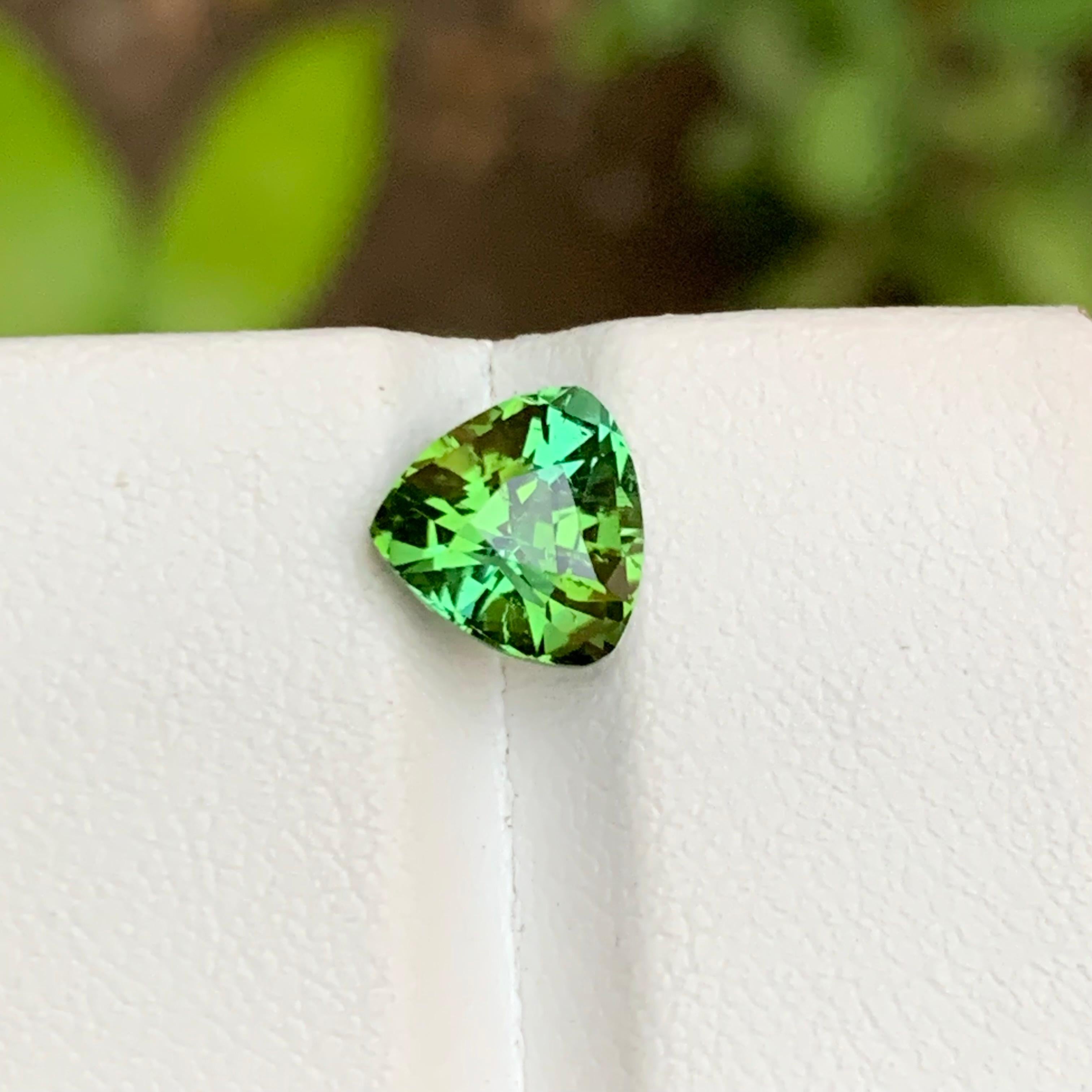 Green Natural Tourmaline Gemstone 2.25 Ct Trillion Cut for Ring, Pendant Jewelry For Sale 4