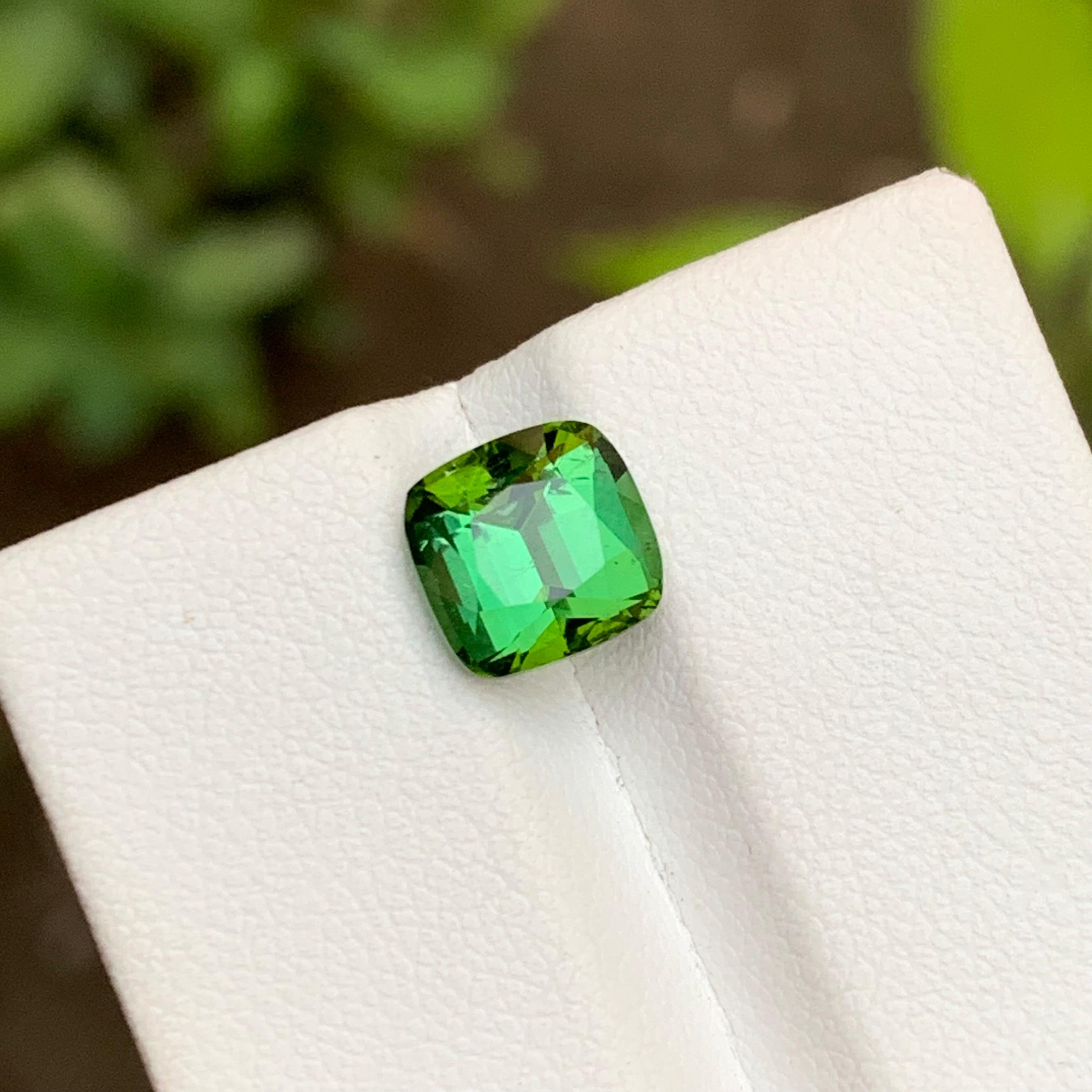 TYPE DE PIERRE GEMME : Tourmaline Naturelle 
PIÈCE(S) : 1
Poids : 2,55 carats
FORME : Coupe coussin
Taille (MM) : 7,49 x 7,77 x 5,89
COULEUR : Vert
CLARTÉ : Environ 95 % de clarté pour les yeux
TRAITEMENT : Aucun
ORIGINE : Afghanistan
CERTIFICAT :