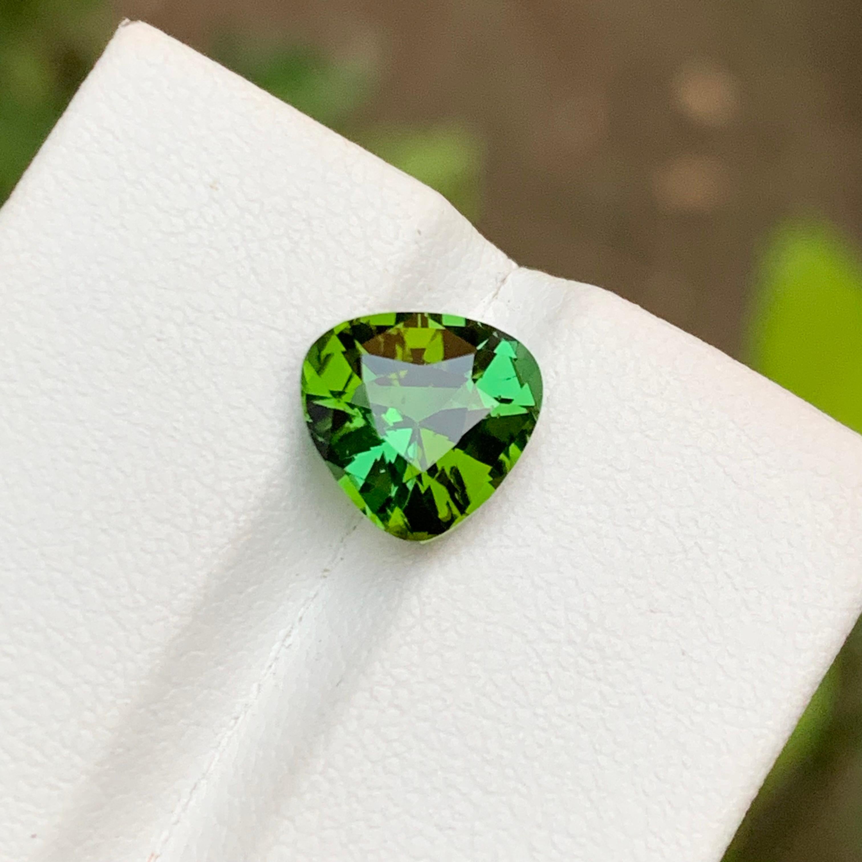 EDELSTEIN-TYP: Natürlicher Turmalin 
STÜCK(E): 1
GEWICHT: 2,90 Karat
SHAPE: Billionenschnitt
Größe (MM): 8,67 x 9,07 x 5,92
FARBE: Grün
KLARHEIT: Ungefähr Augenrein
BEHANDLUNG: Keine
URSPRUNG: Afghanistan
ZERTIFIKAT: Auf Anfrage
(Falls Sie eine