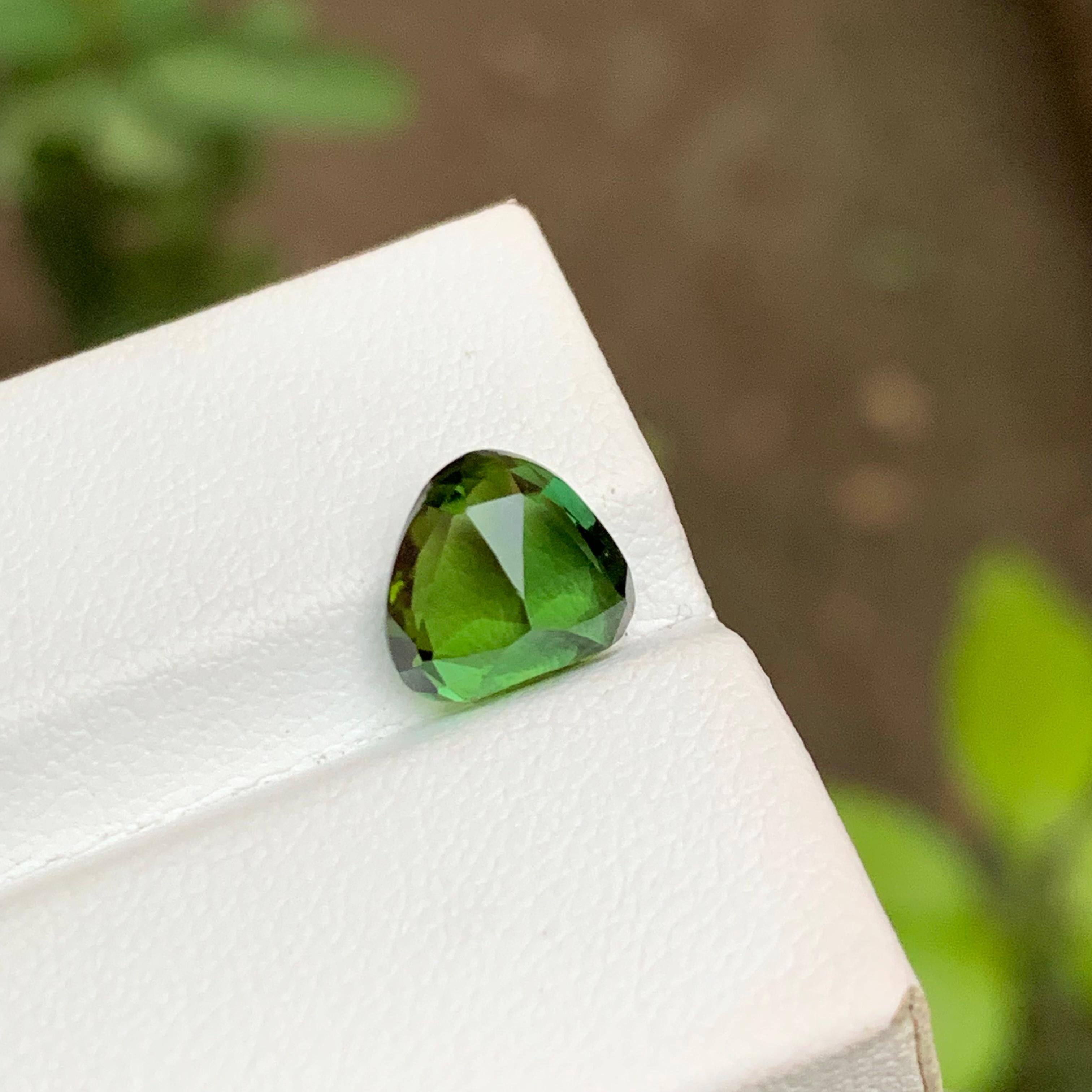 Grüner natürlicher Turmalin Edelstein 2.90 Ct Trillion Schliff für Ring, Anhänger Schmuck (Trillionschliff) im Angebot