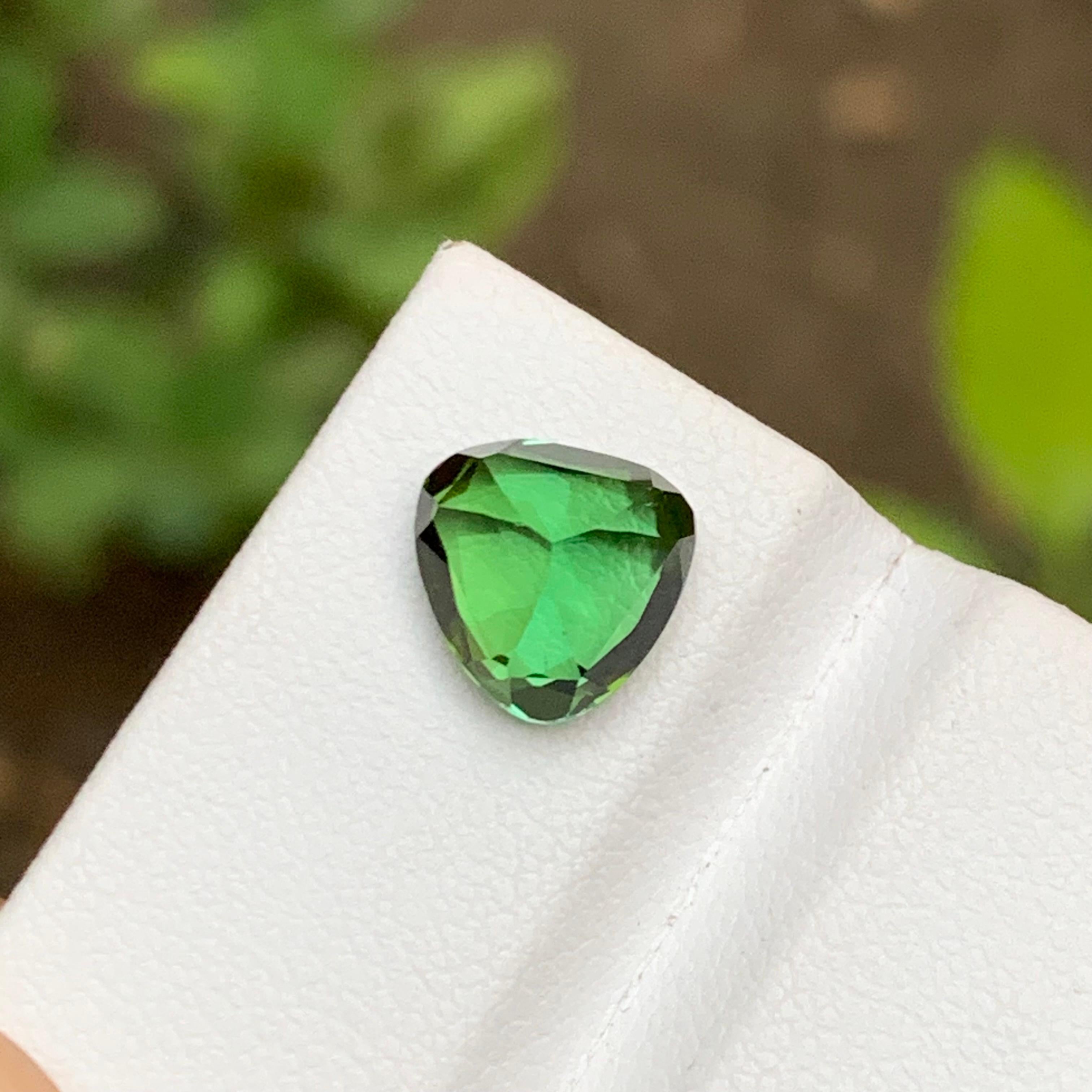 Grüner natürlicher Turmalin Edelstein 2.90 Ct Trillion Schliff für Ring, Anhänger Schmuck im Zustand „Neu“ im Angebot in Peshawar, PK