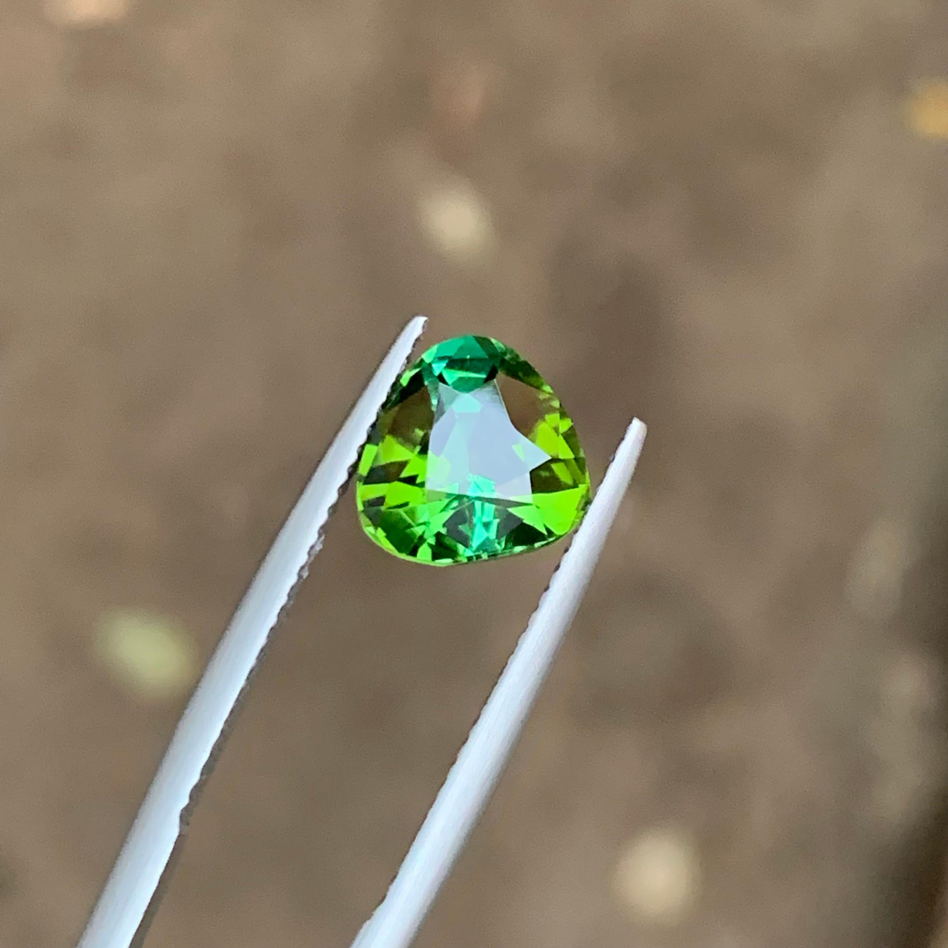 Grüner natürlicher Turmalin Edelstein 2.90 Ct Trillion Schliff für Ring, Anhänger Schmuck für Damen oder Herren im Angebot