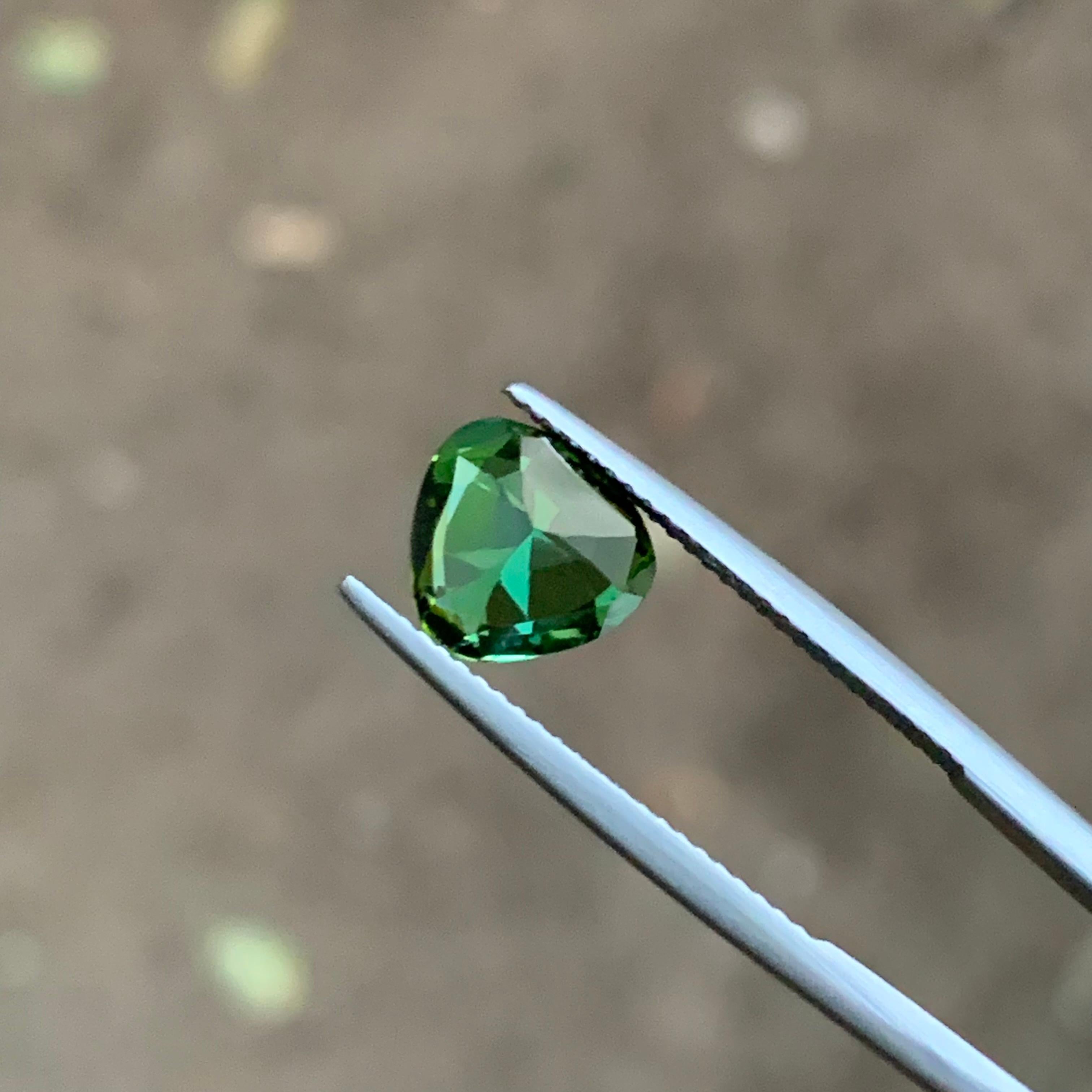 Grüner natürlicher Turmalin Edelstein 2.90 Ct Trillion Schliff für Ring, Anhänger Schmuck im Angebot 1