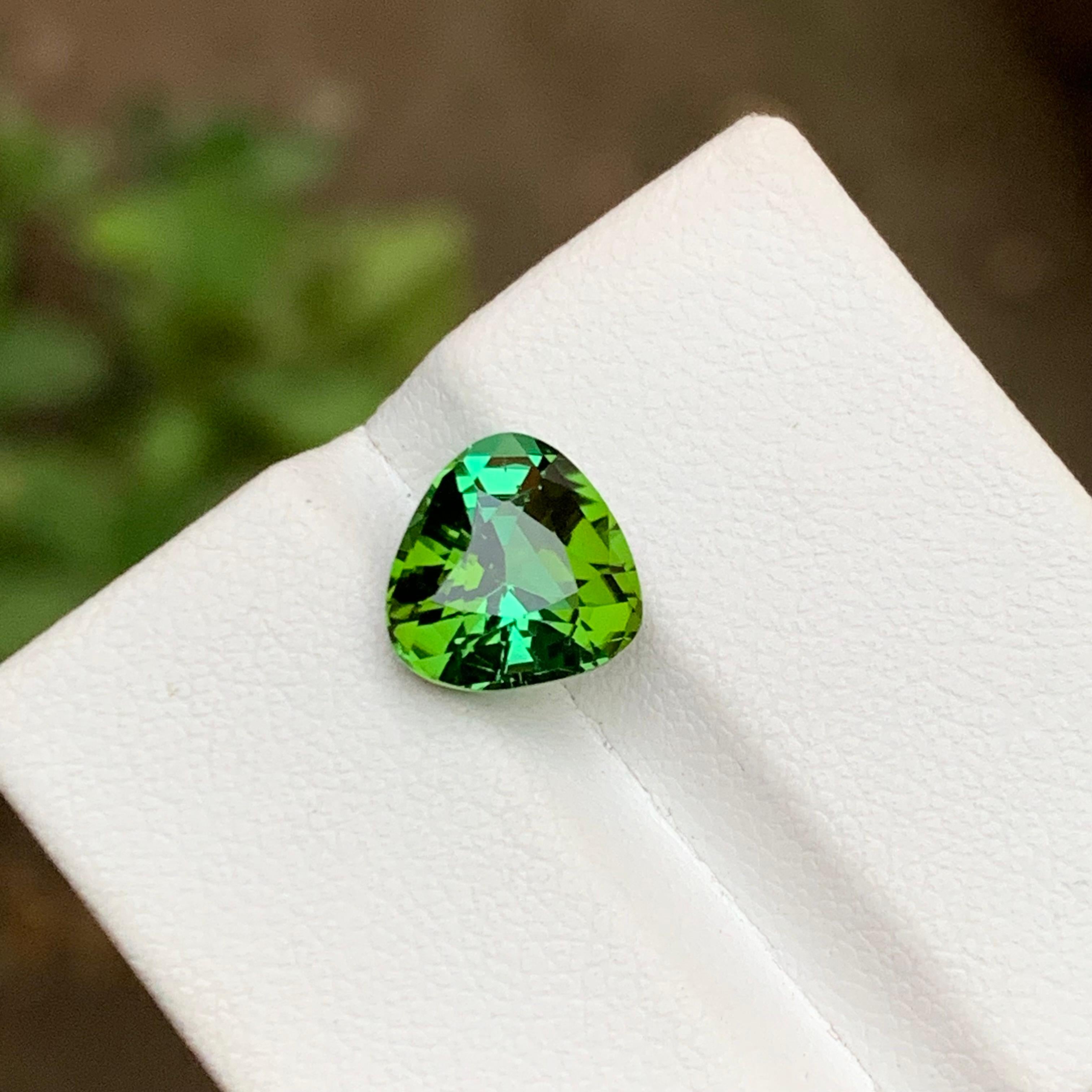 Grüner natürlicher Turmalin Edelstein 2.90 Ct Trillion Schliff für Ring, Anhänger Schmuck im Angebot 2