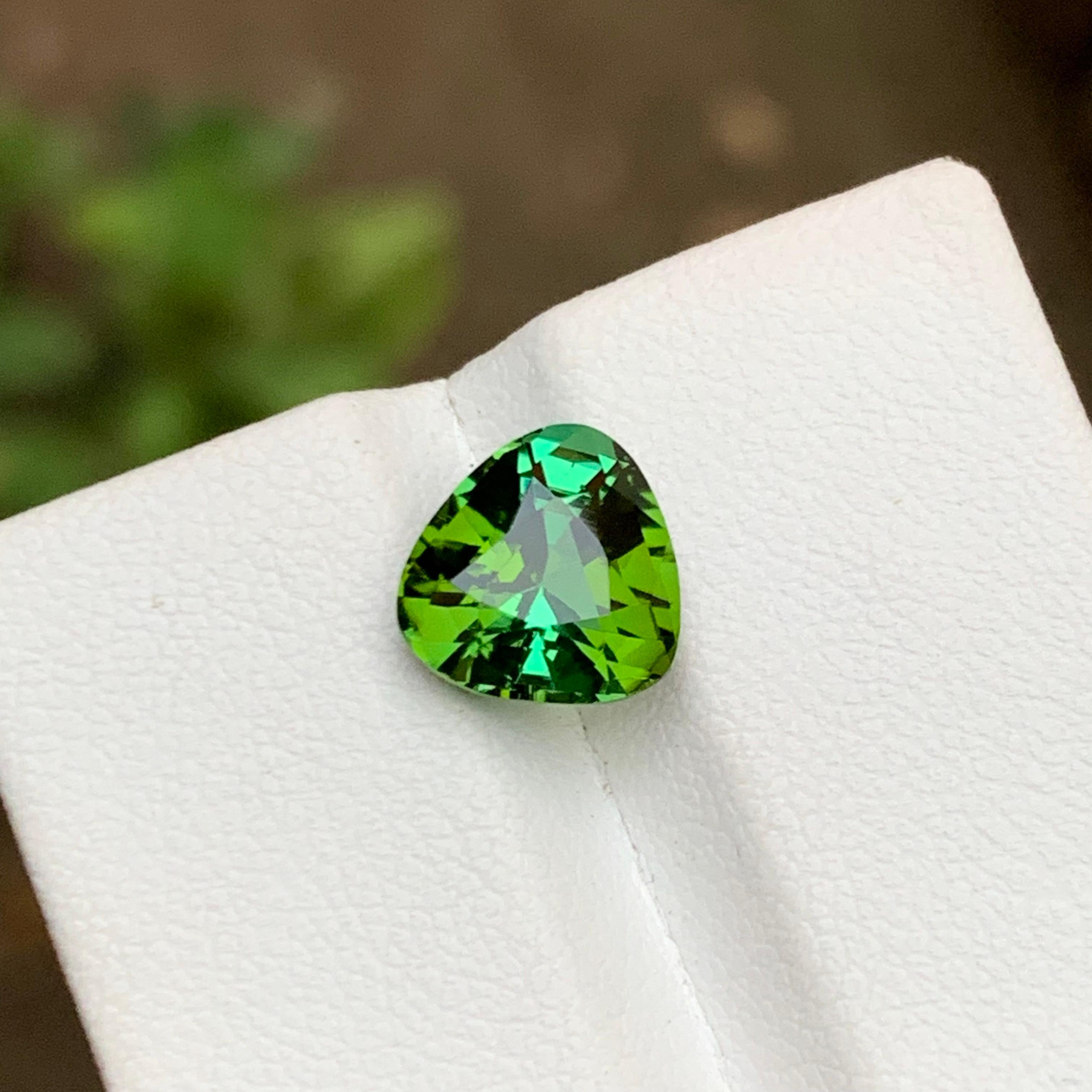 Grüner natürlicher Turmalin Edelstein 2.90 Ct Trillion Schliff für Ring, Anhänger Schmuck im Angebot 3