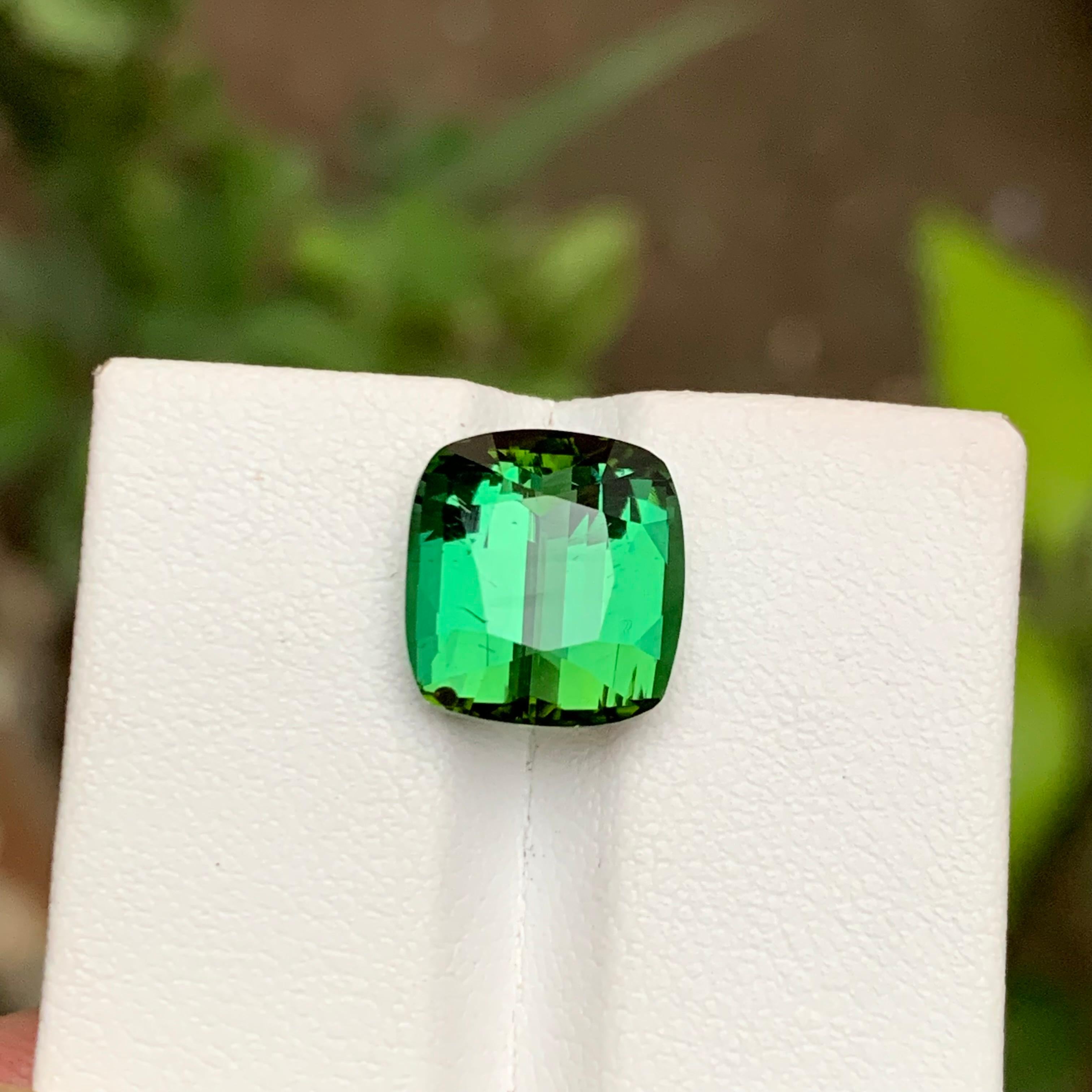 TYPE DE PIERRE GEMME : Tourmaline Naturelle 
PIÈCE(S) : 1
Poids : 6,95 carats
FORME : Coupe coussin
Taille (MM) : 11,21 x 10,48 x 7,63
COULEUR : Vert
CLARTÉ : Environ 95 % de clarté pour les yeux
TRAITEMENT : Aucun
ORIGINE : Afghanistan
CERTIFICAT :