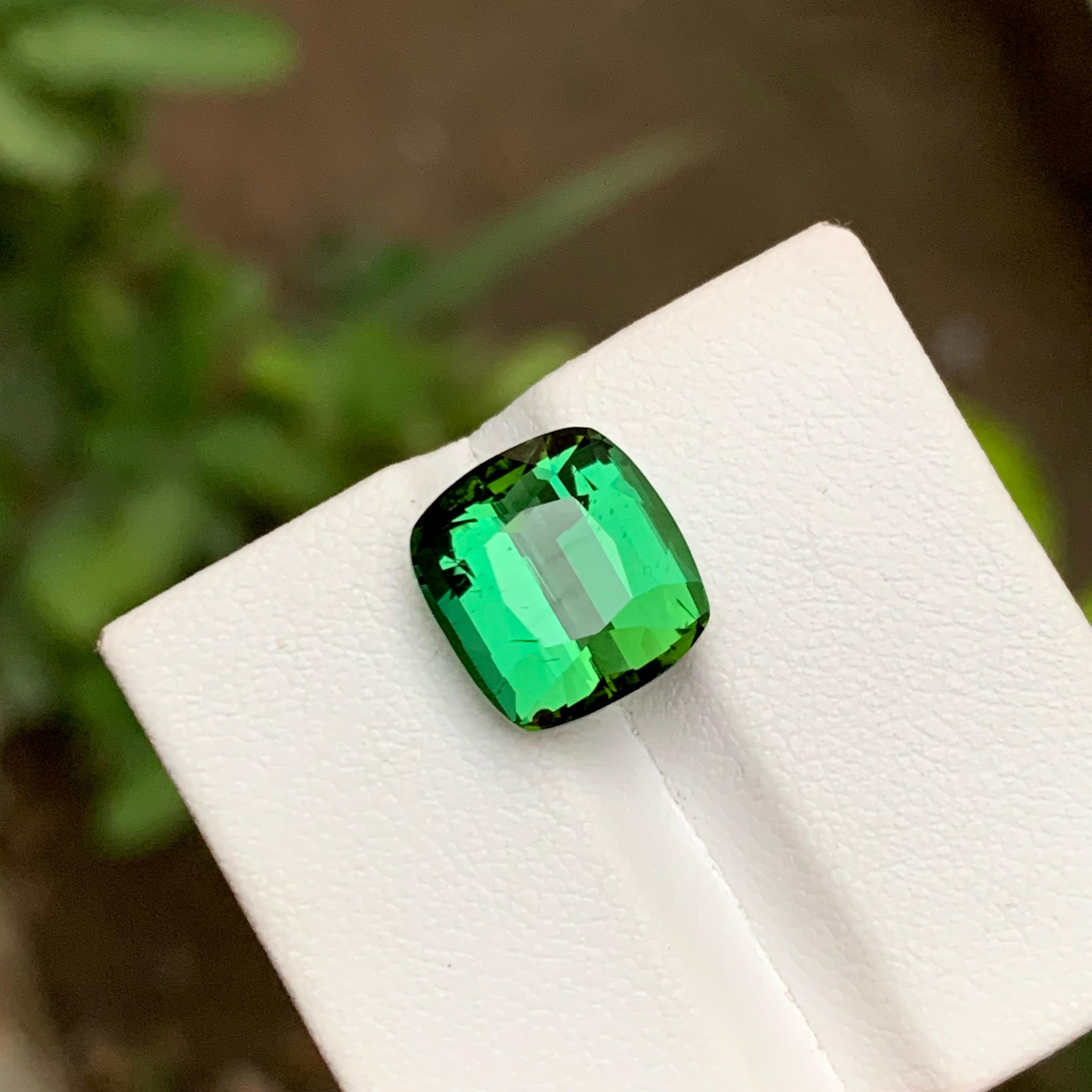 Contemporain Pierre précieuse tourmaline naturelle verte de 6.95 carats de taille coussin pour bague, bijouterie à pendentif en vente