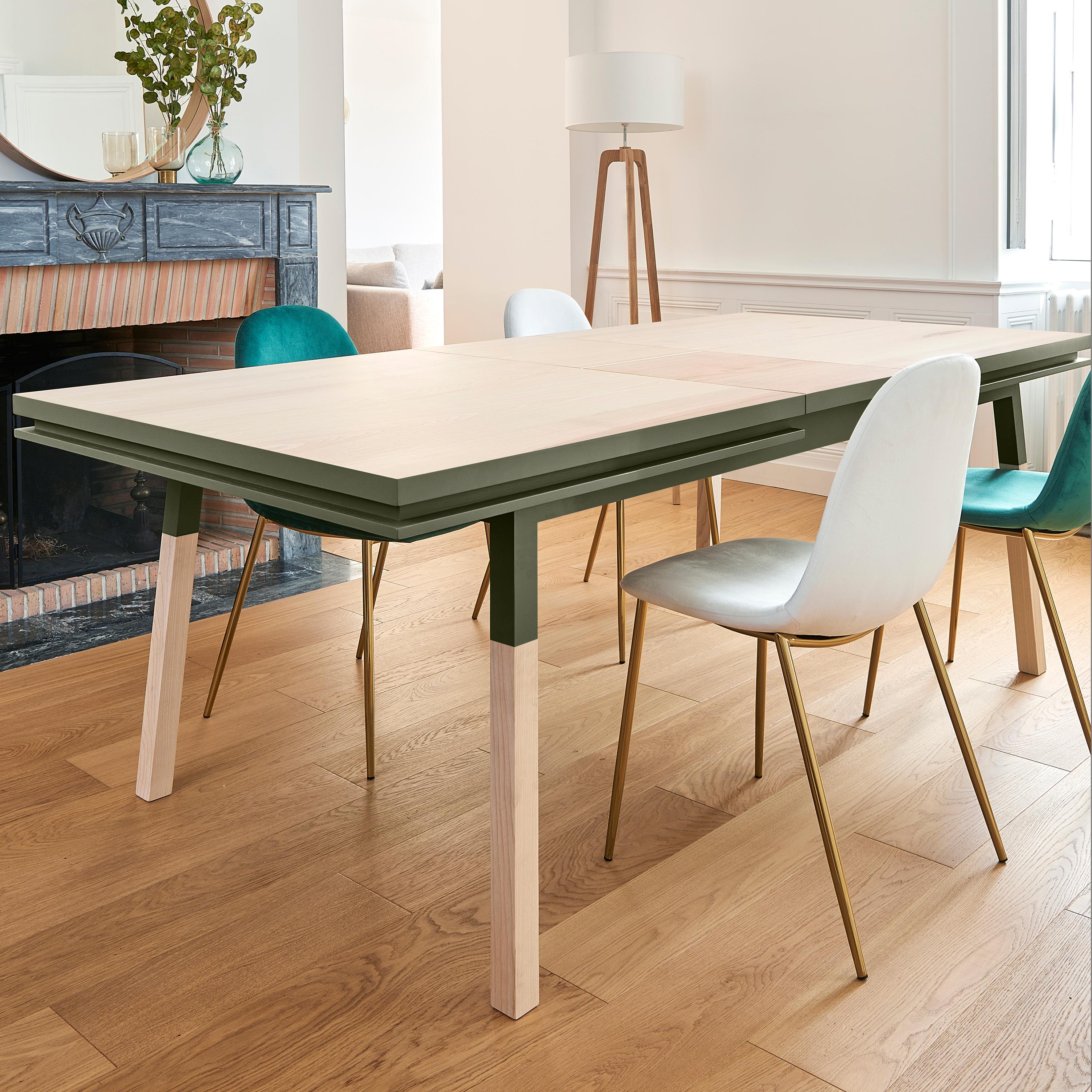 Scandinave moderne Table de salle à manger extensible en bois massif vert et naturel, design E. Gizard en vente