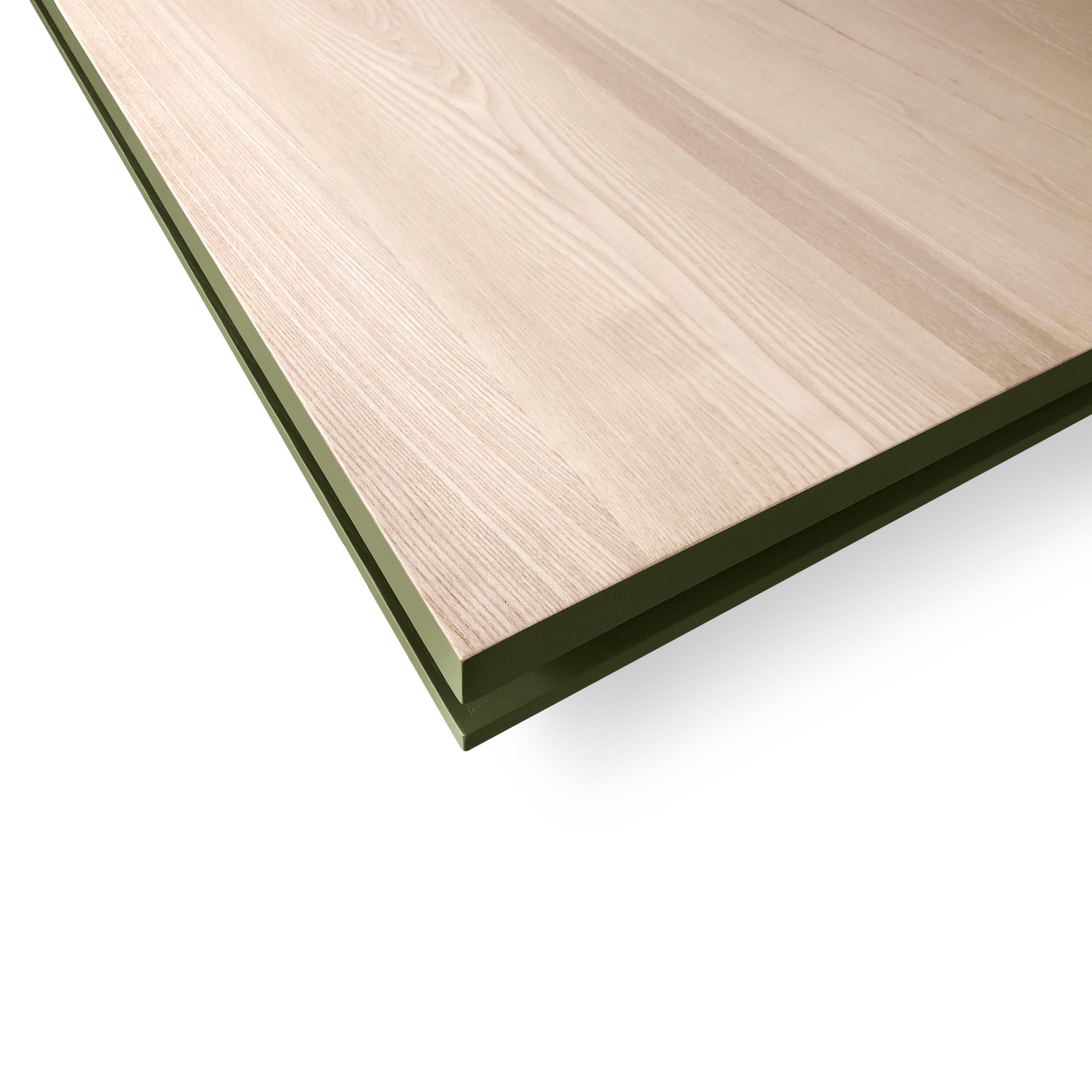 XXIe siècle et contemporain Table de salle à manger extensible en bois massif vert et naturel, design E. Gizard en vente