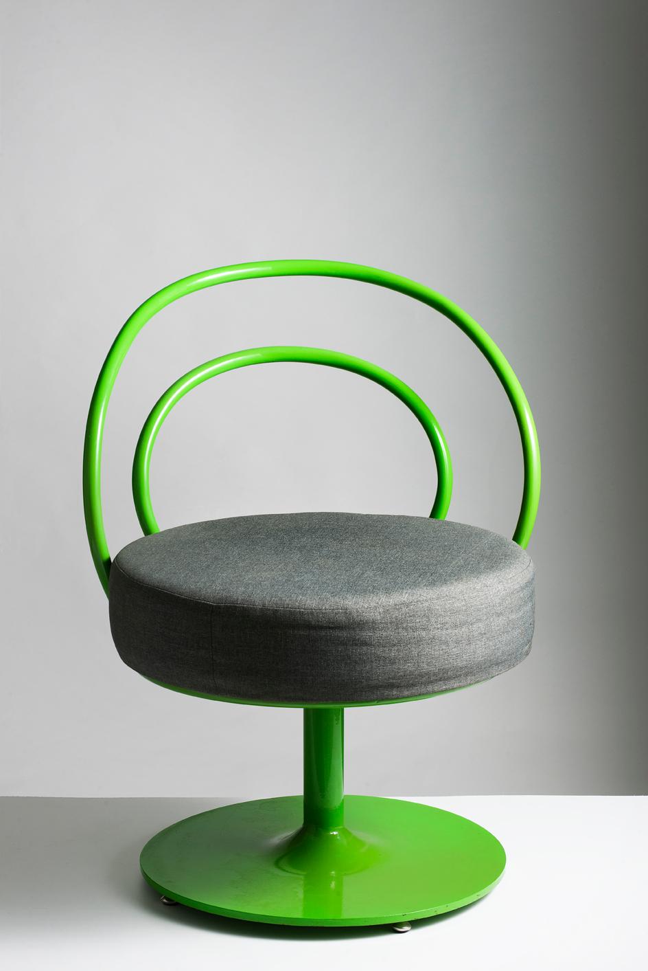 Green O chair by Sema Topaloglu
Dimensions: 38 x 48 x 74 cm
Materials: Iron and cushion

Sema Topaloglu is known for her dedication to materials, craftsmanship and a unique aesthetic vision. The tactile and visual relations between materials,