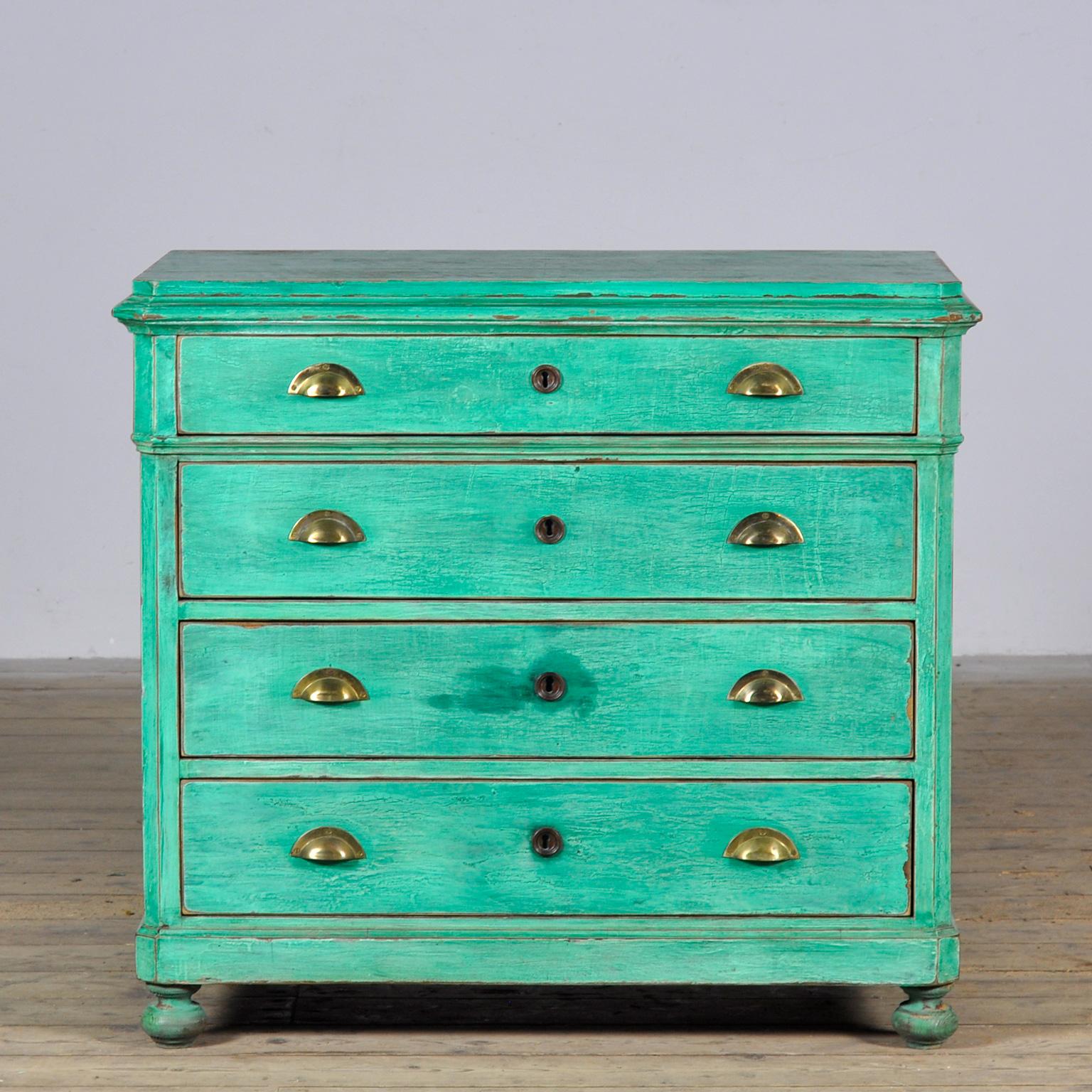 Cassettiera in legno di quercia e pino proveniente dall'Ungheria, circa 1910. La vernice originale presenta delle crepe dovute all'età. La cassettiera ha 4 cassetti, tutti realizzati con incastri a coda di rondine. Tutti gli accessori e le manopole