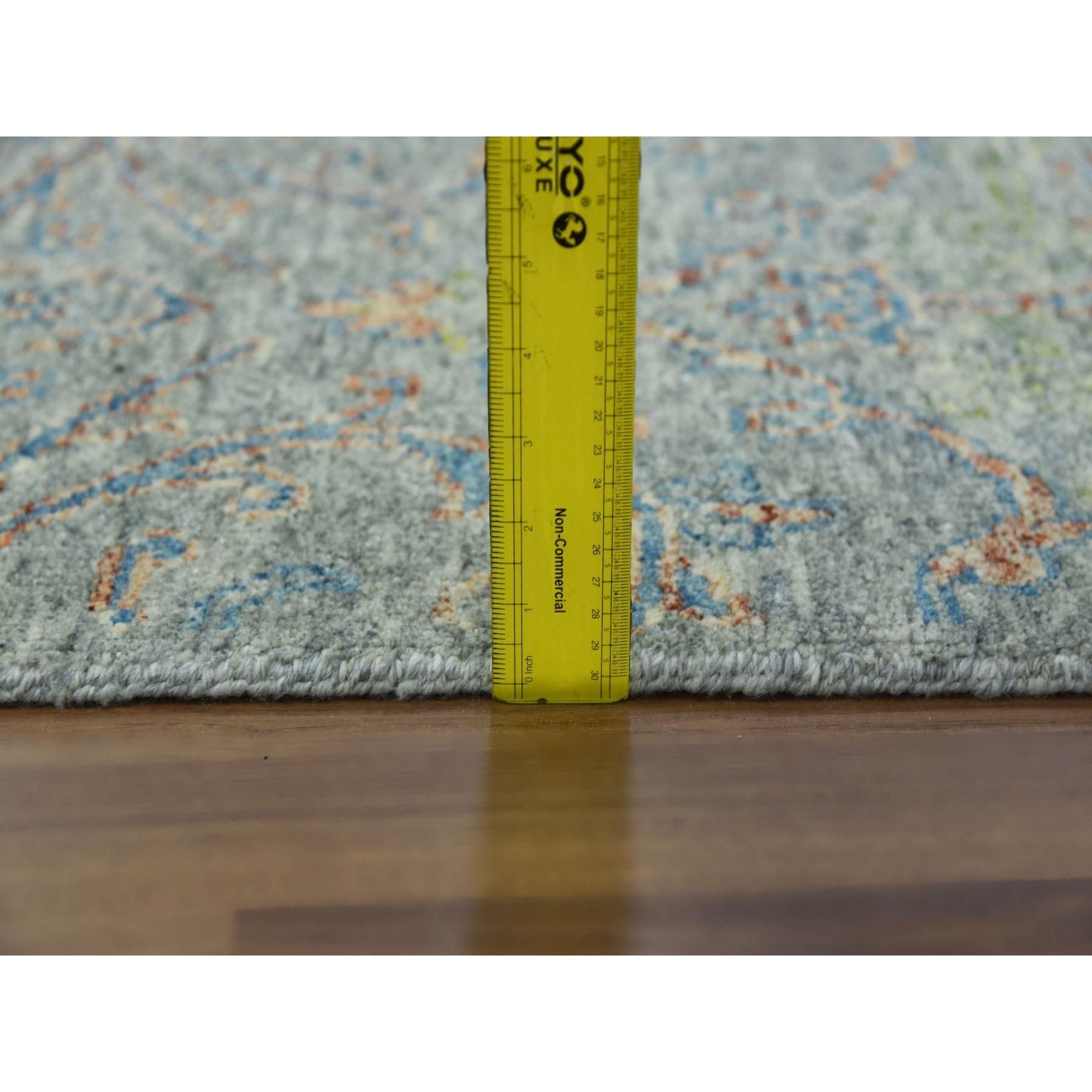 Greene Obscured and Subtle Collection Tappeto orientale oversize in lana annodato a mano in vendita 2