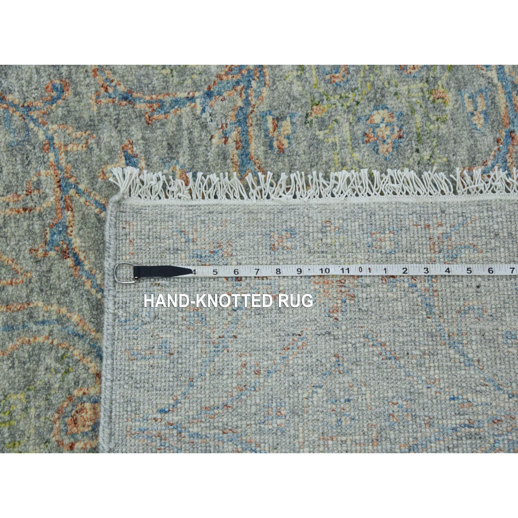 Greene Obscured and Subtle Collection Tappeto orientale oversize in lana annodato a mano in vendita 3