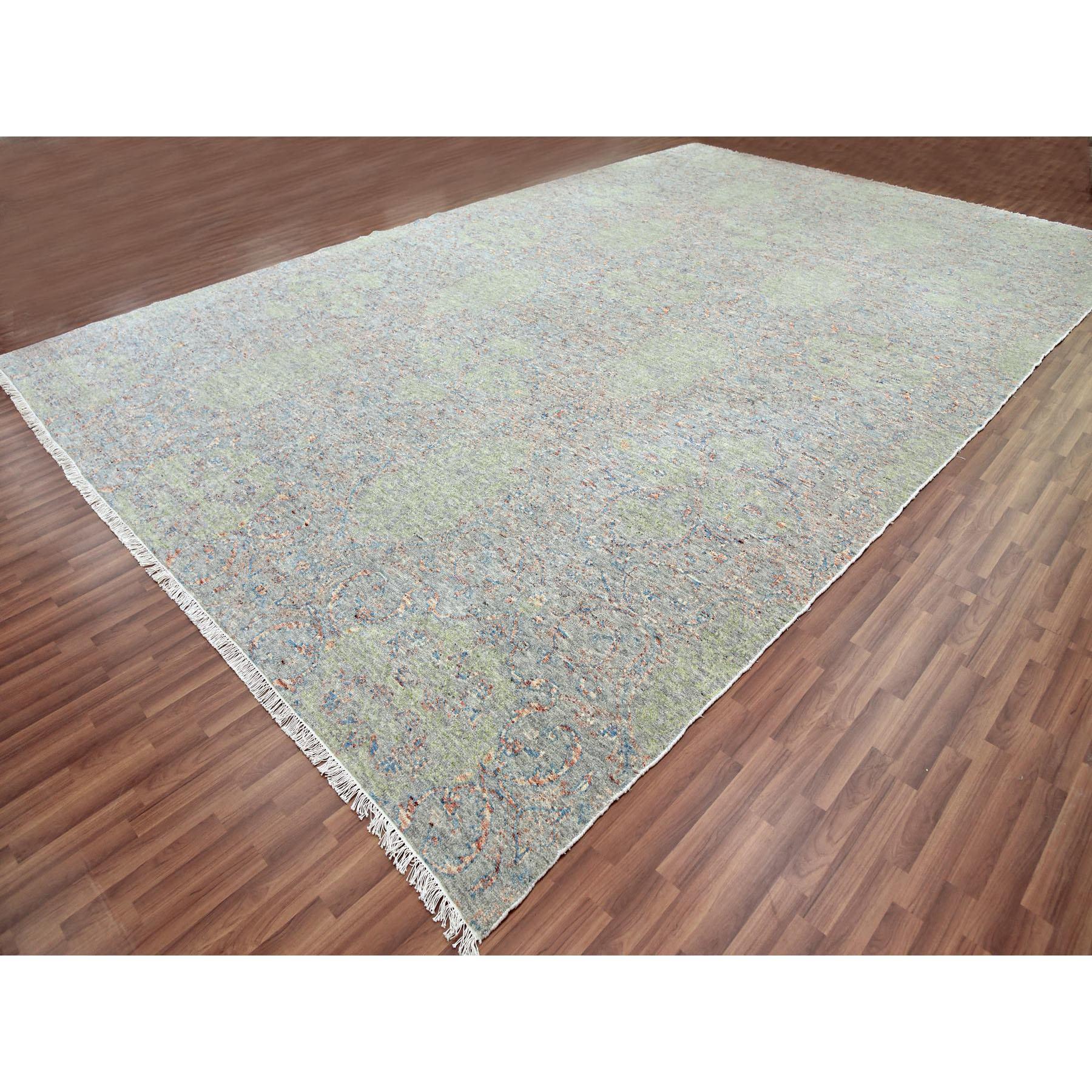 Moderno Greene Obscured and Subtle Collection Tappeto orientale oversize in lana annodato a mano in vendita