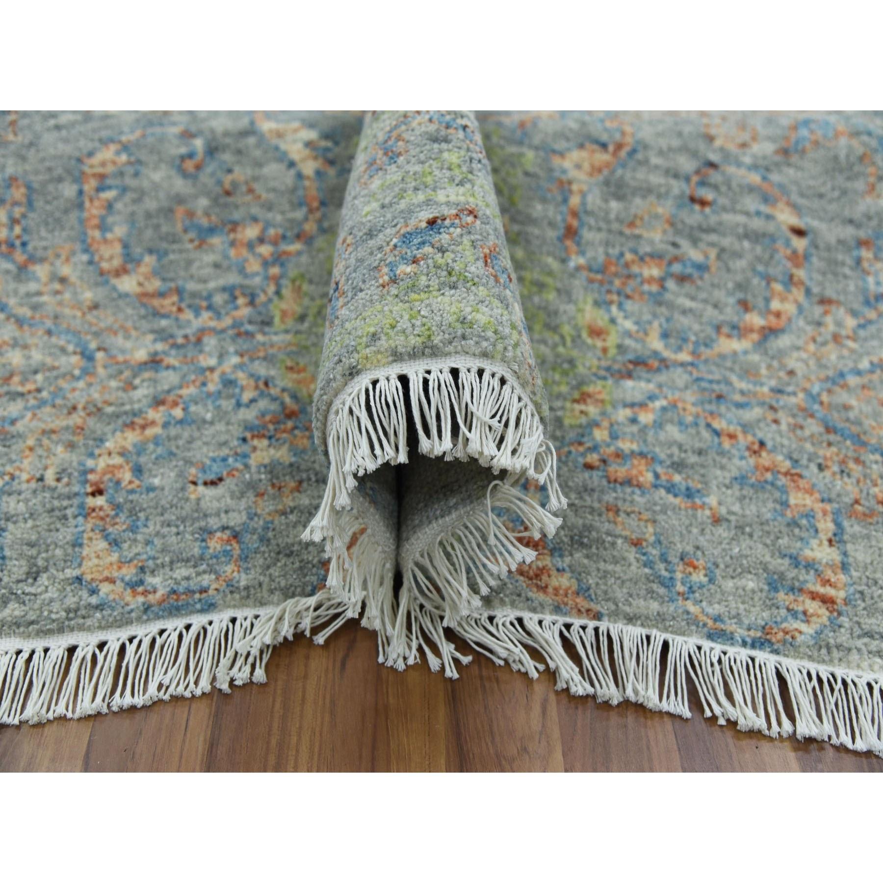 Annodato a mano Greene Obscured and Subtle Collection Tappeto orientale oversize in lana annodato a mano in vendita