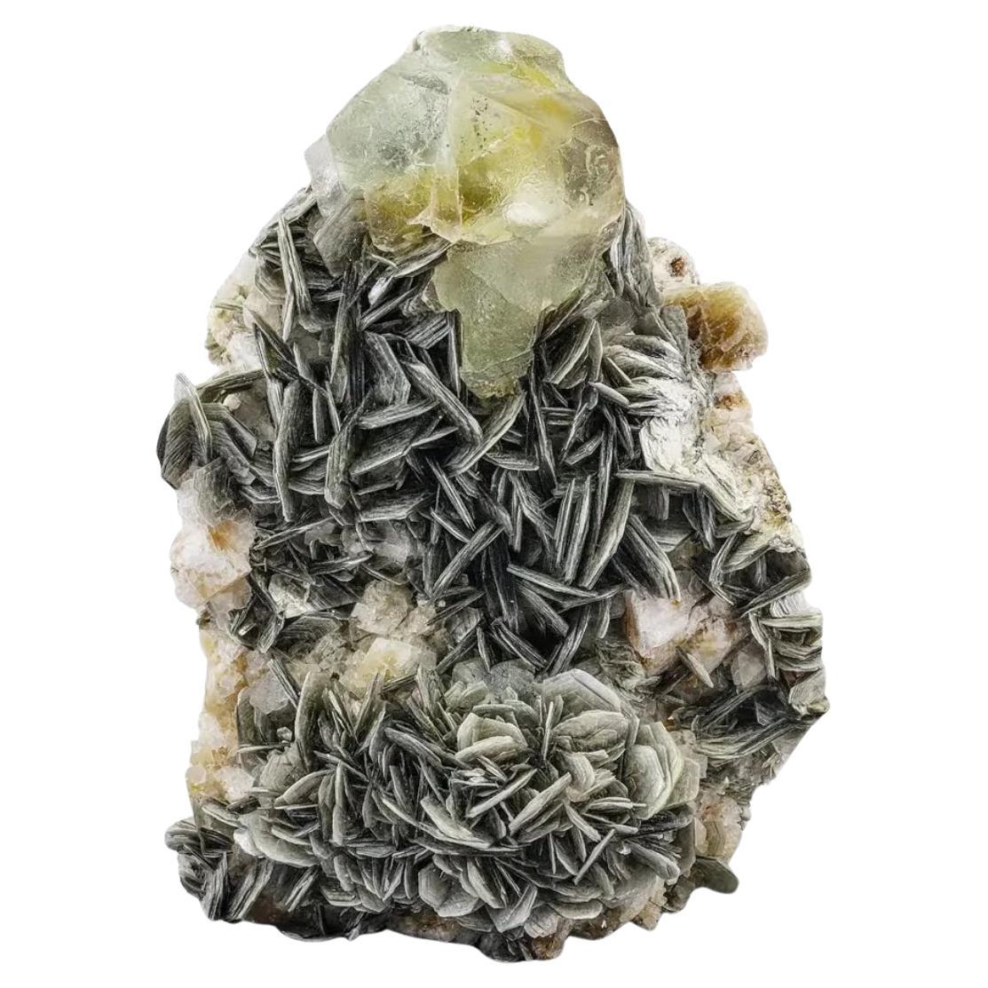 Cristallo ottaedrico di fluorite verde appollaiato su muscovite dal Pakistan