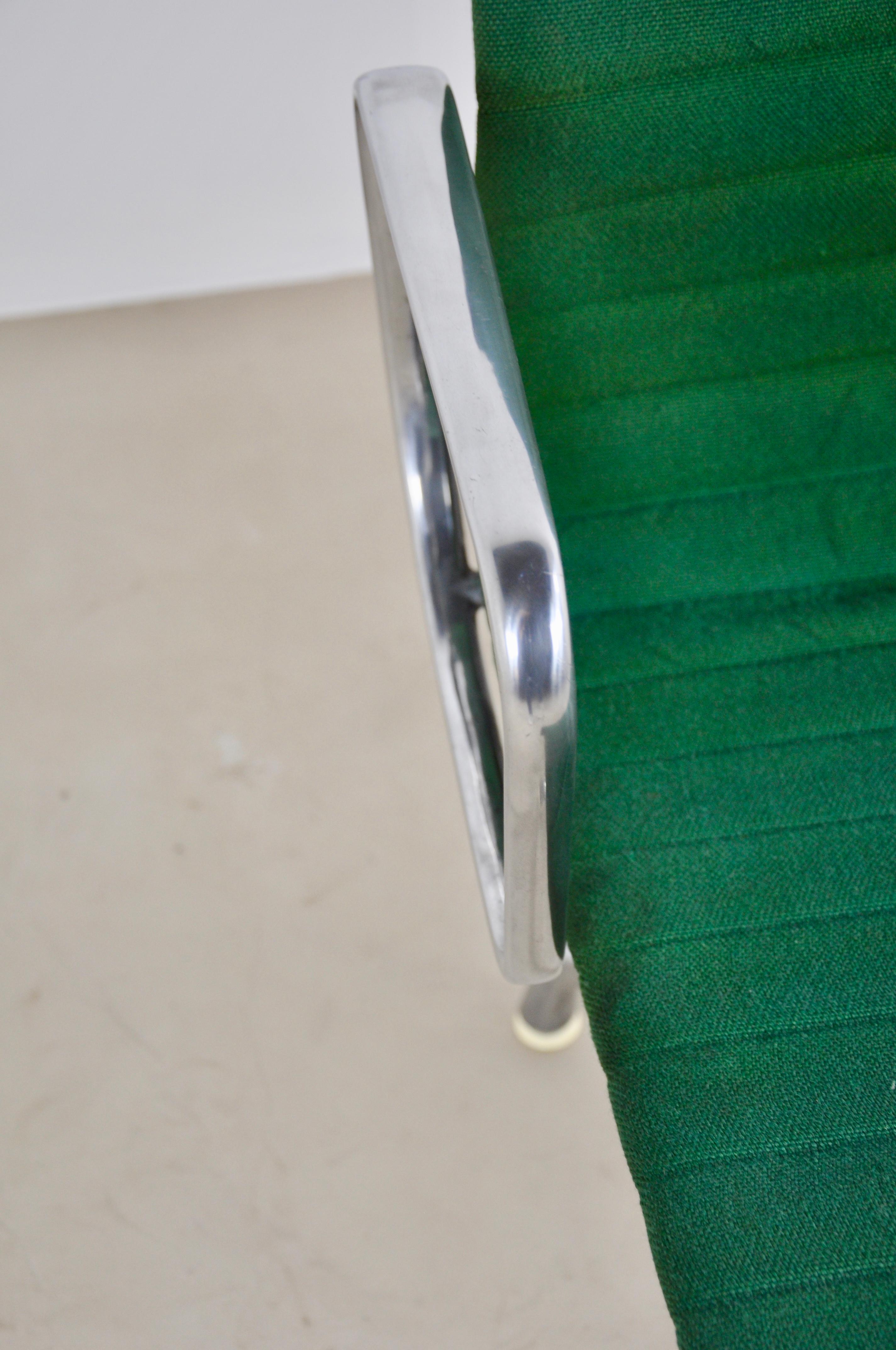 Armchair in green fabric. Swivel seat. Aluminium. Stamped Herman Miller ICF. Small marks of wear due to time and two small black dots on the fabric seat (see photo).