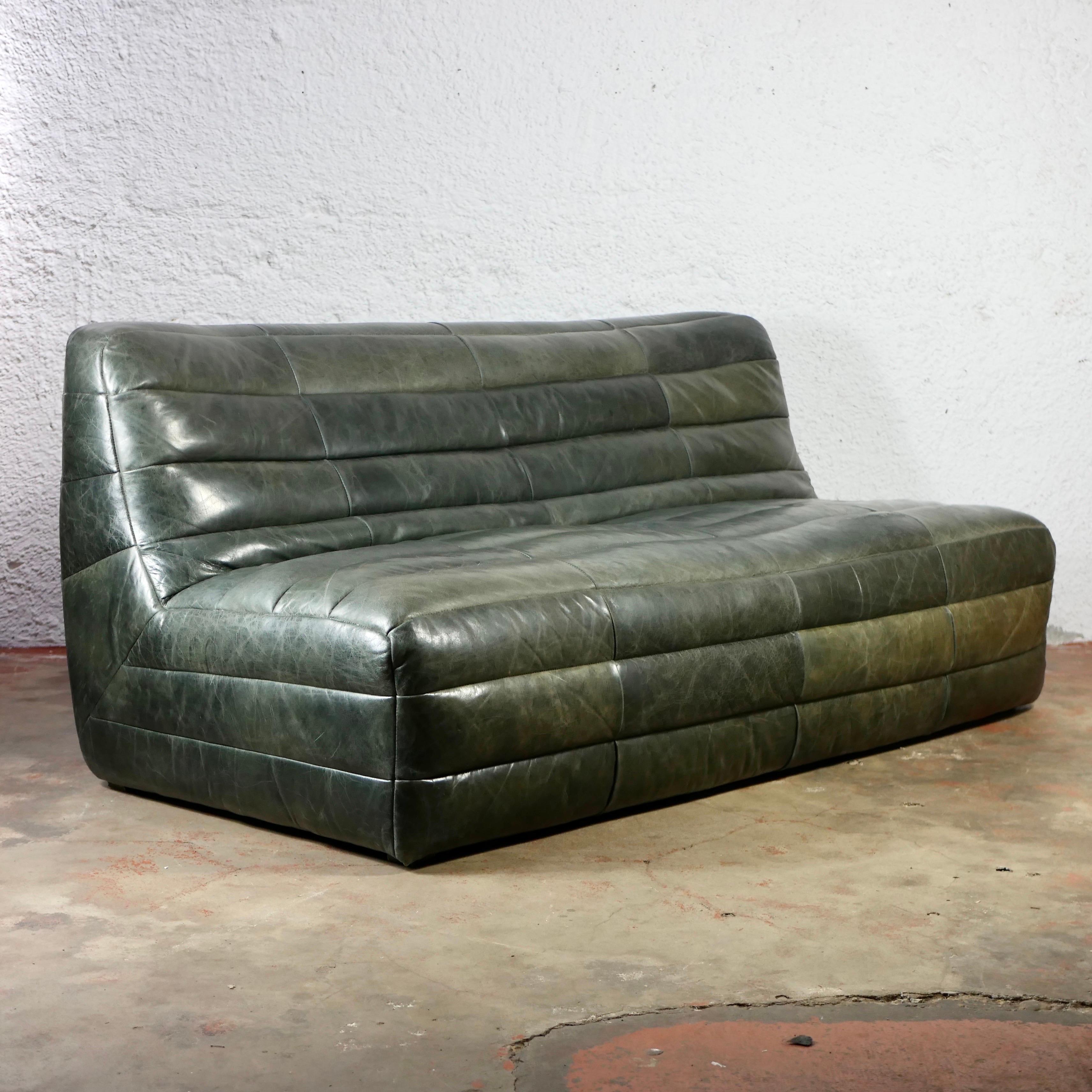 Gorgeous patchwork leather sofa in the style of De Sede, made in France in the 1980s, with a nice patina.
Beautiful green olive colour, simple shape with nice leather cutting design, rounded edges, nice details, seats 3 persons.
Nice overall