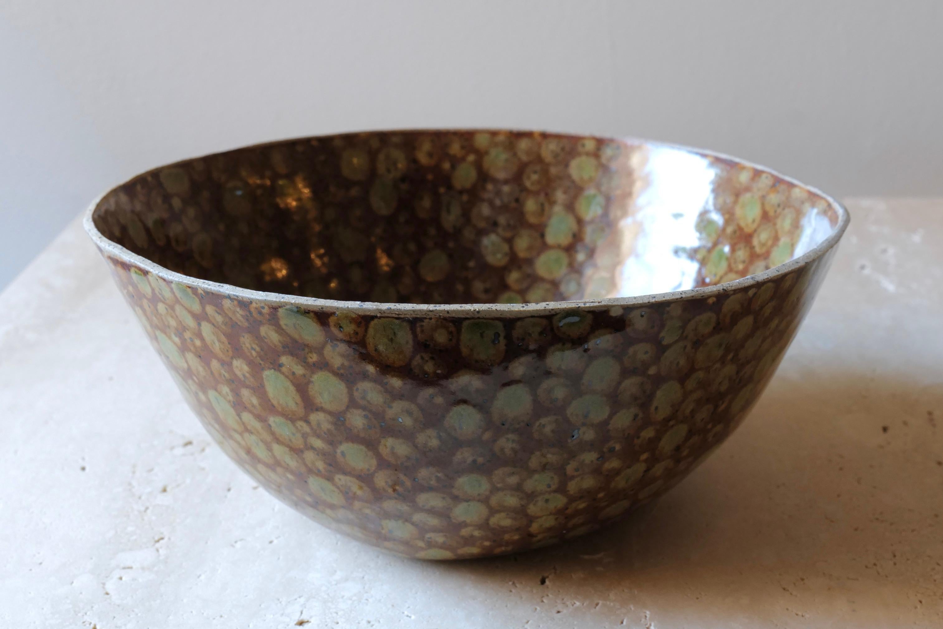 Multifunctional ceramic bowl, which functions as a soup or serving bowl as well as for fruit, as a centerpiece on a table. Each bowl is made from slabs that are pressed into clay molds by hand. Made from brown clay that develops a beautiful speckled