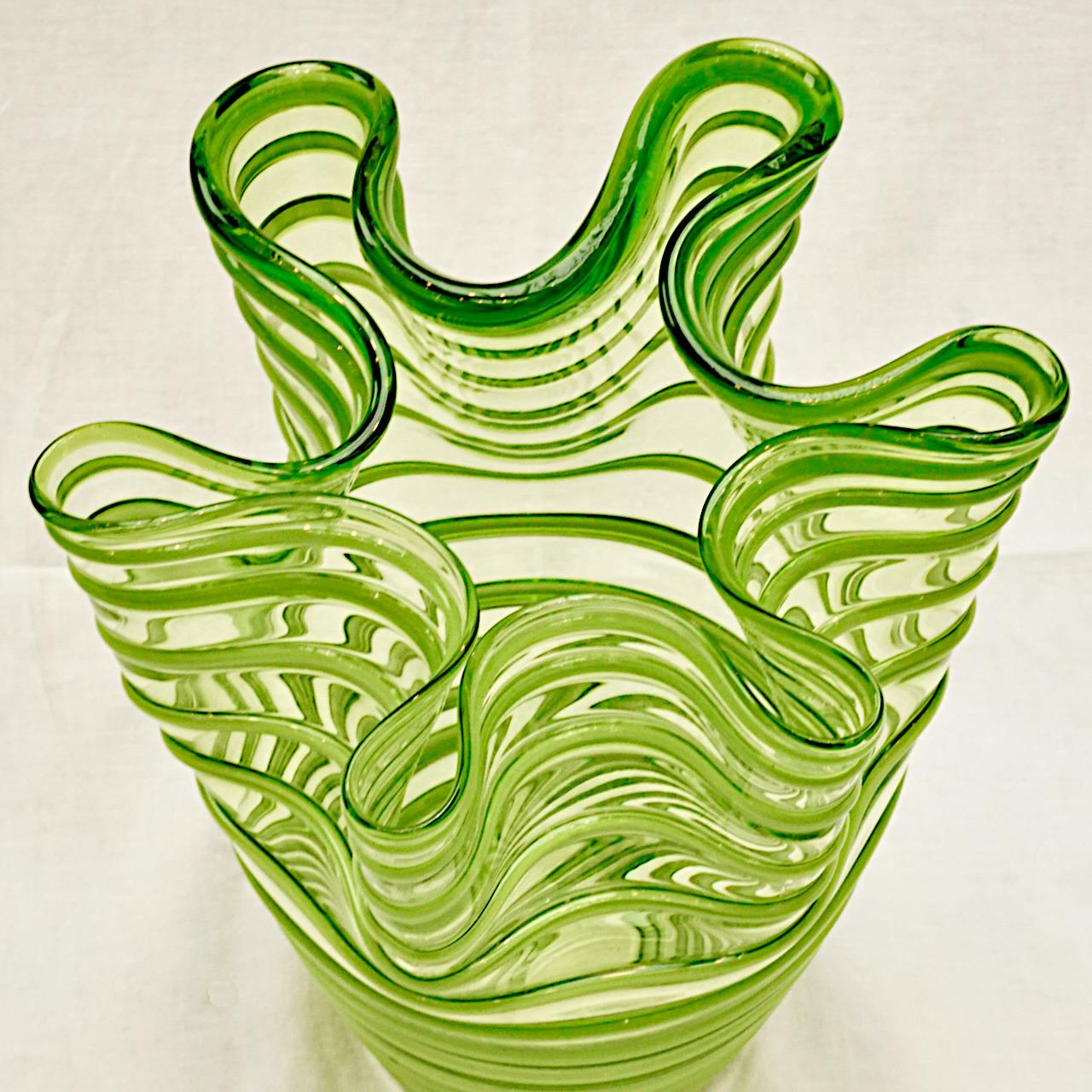 Vaso a fazzoletto di vetro piegato a strisce verde su verde, circa anni '60 In condizioni buone in vendita a London, GB