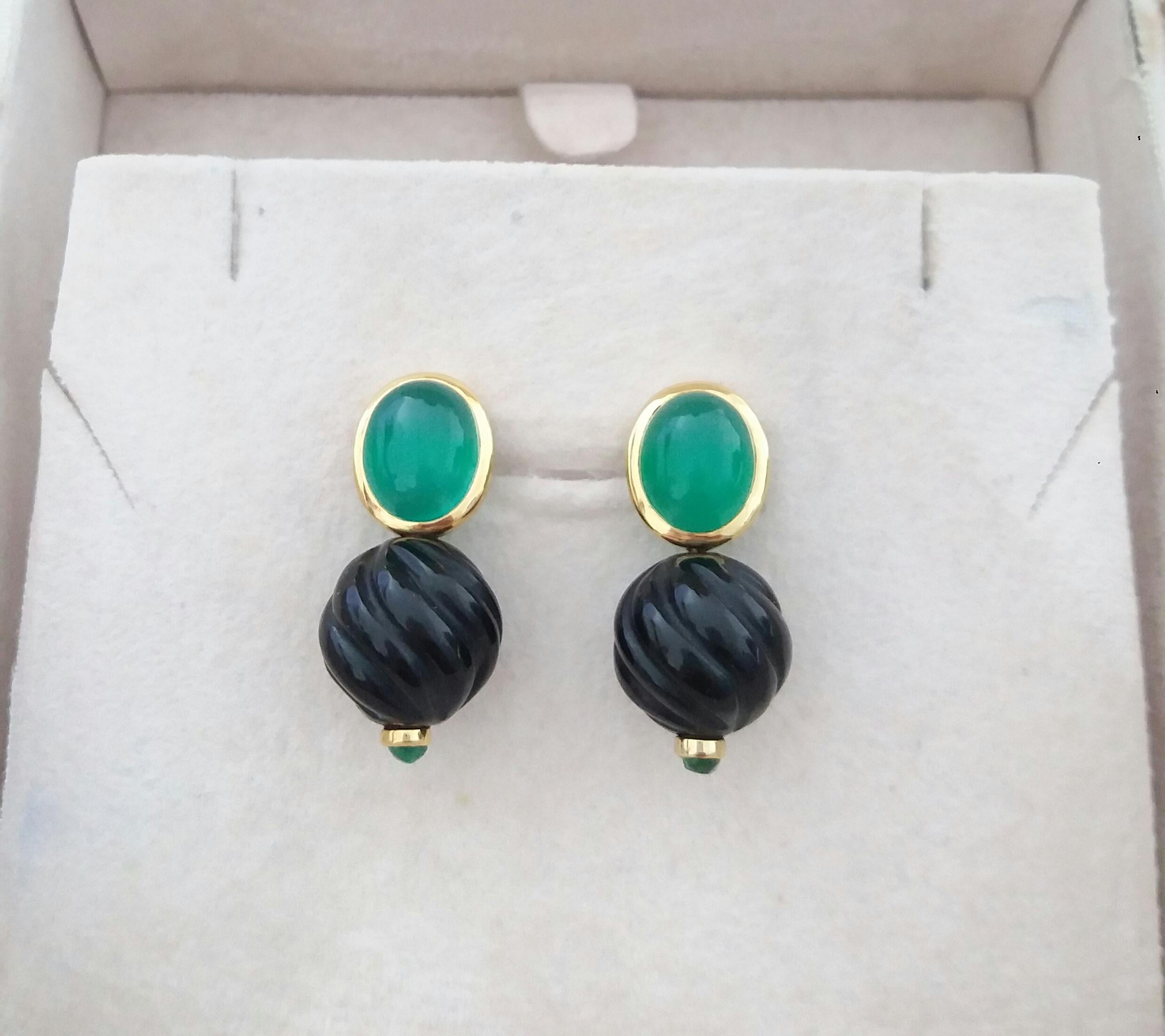 Green Onyx 14k Gold Black Onyx Emerald Cabs Carved Round Beads Stud Earrings For Sale 2