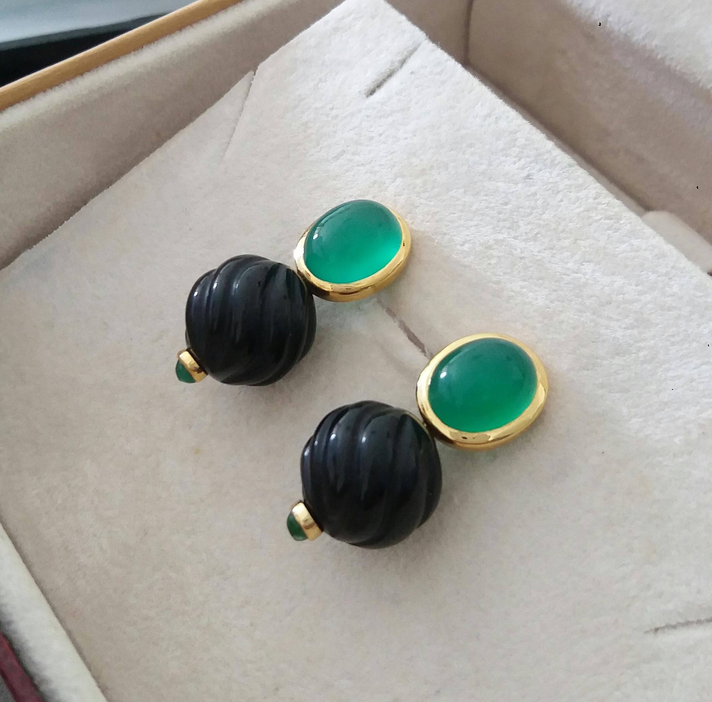 Green Onyx 14k Gold Black Onyx Emerald Cabs Carved Round Beads Stud Earrings For Sale 3