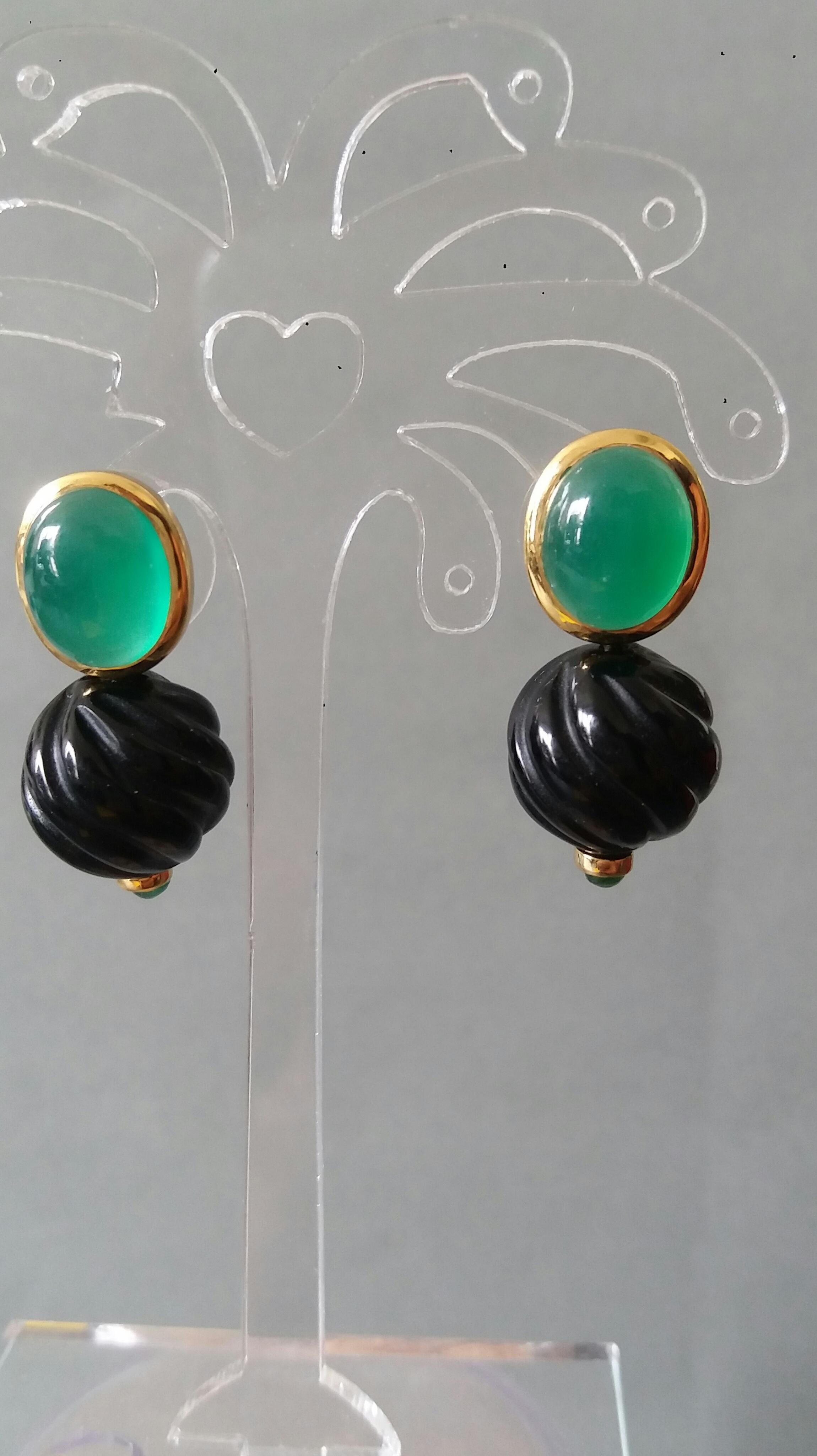 Green Onyx 14k Gold Black Onyx Emerald Cabs Carved Round Beads Stud Earrings For Sale 4