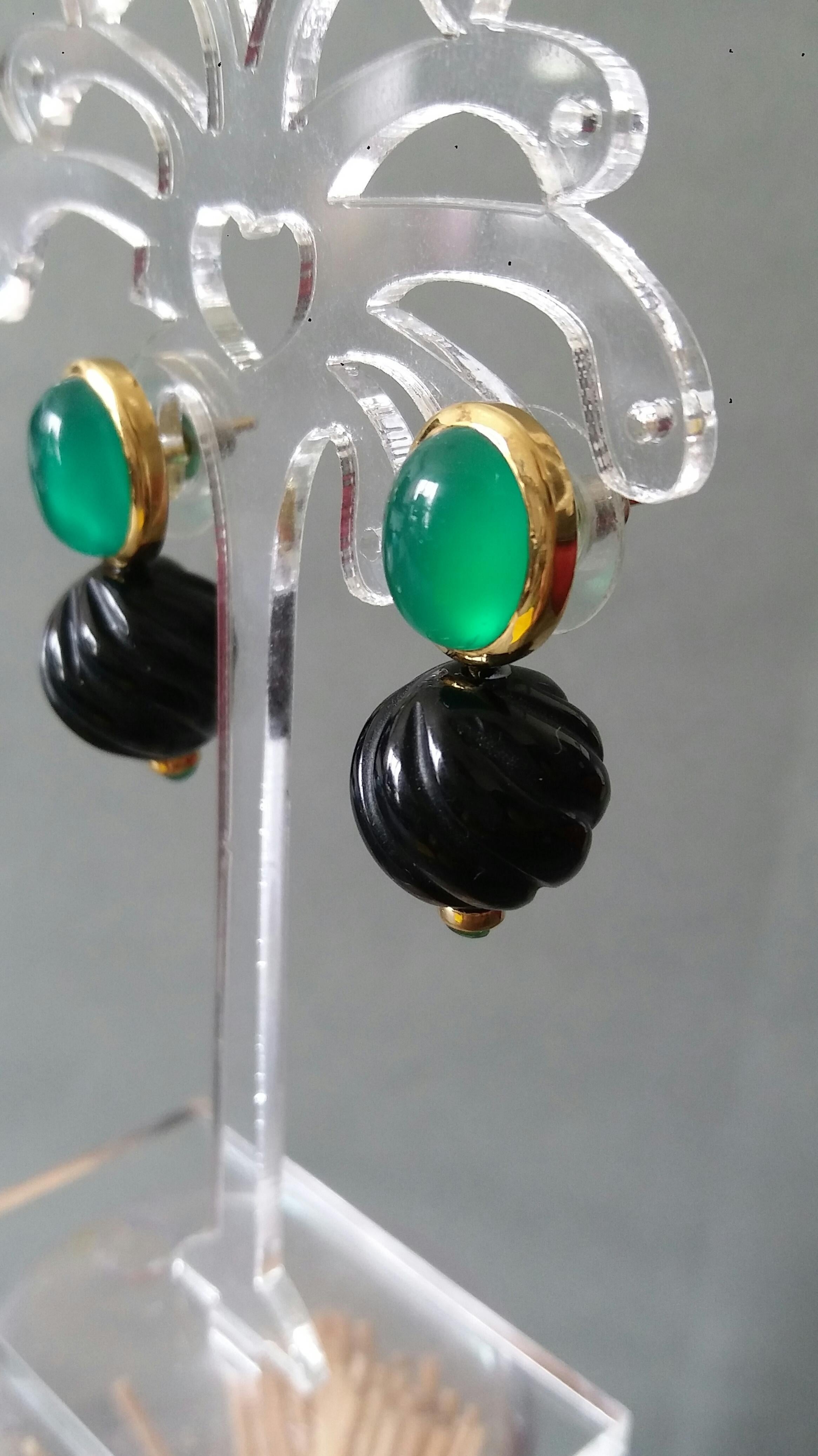 Green Onyx 14k Gold Black Onyx Emerald Cabs Carved Round Beads Stud Earrings For Sale 5