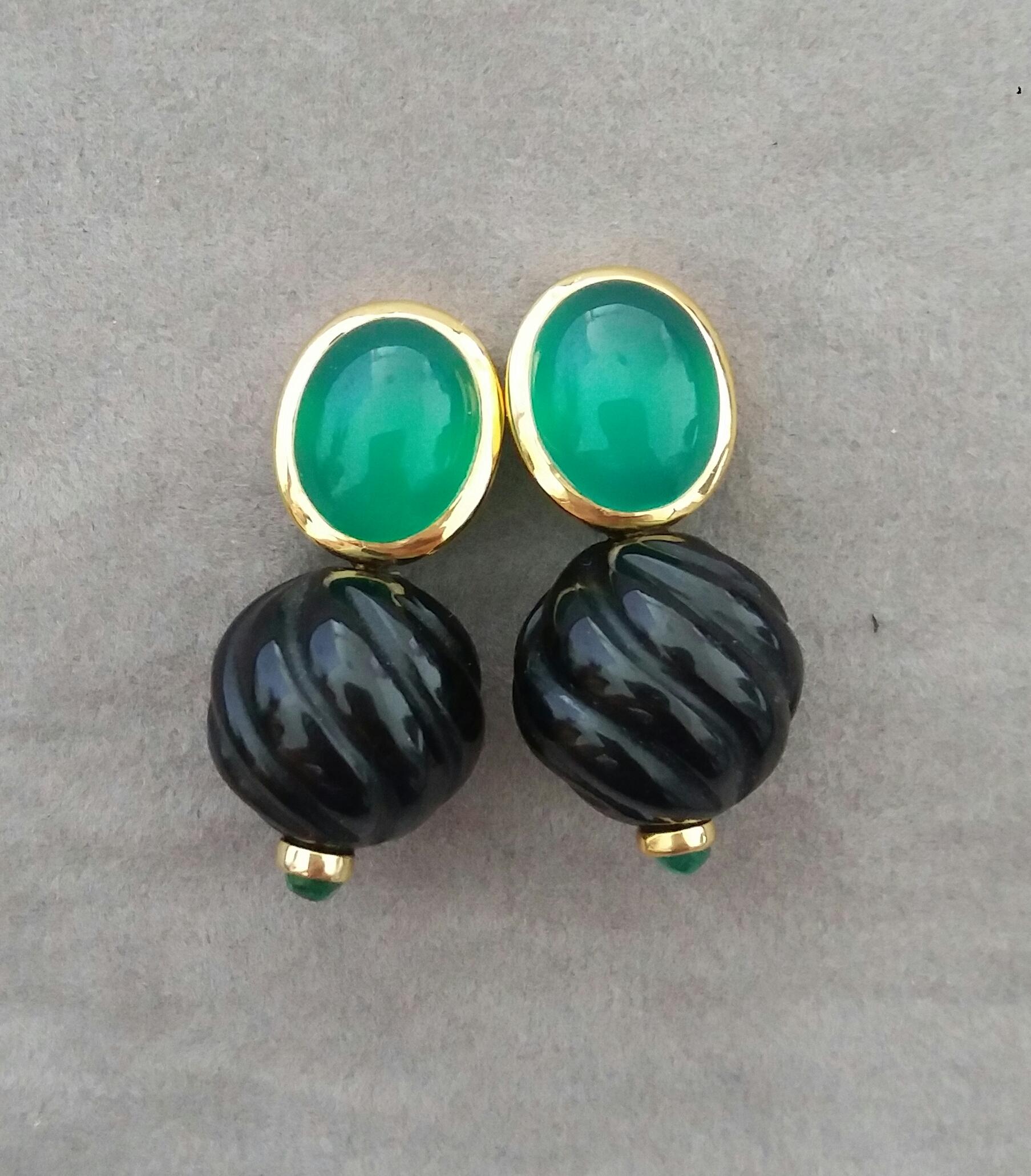 Grüner Onyx 14 K Gold Schwarzer Onyx Smaragd Cabs geschnitzte runde Perlen Ohrstecker (Gemischter Schliff) im Angebot