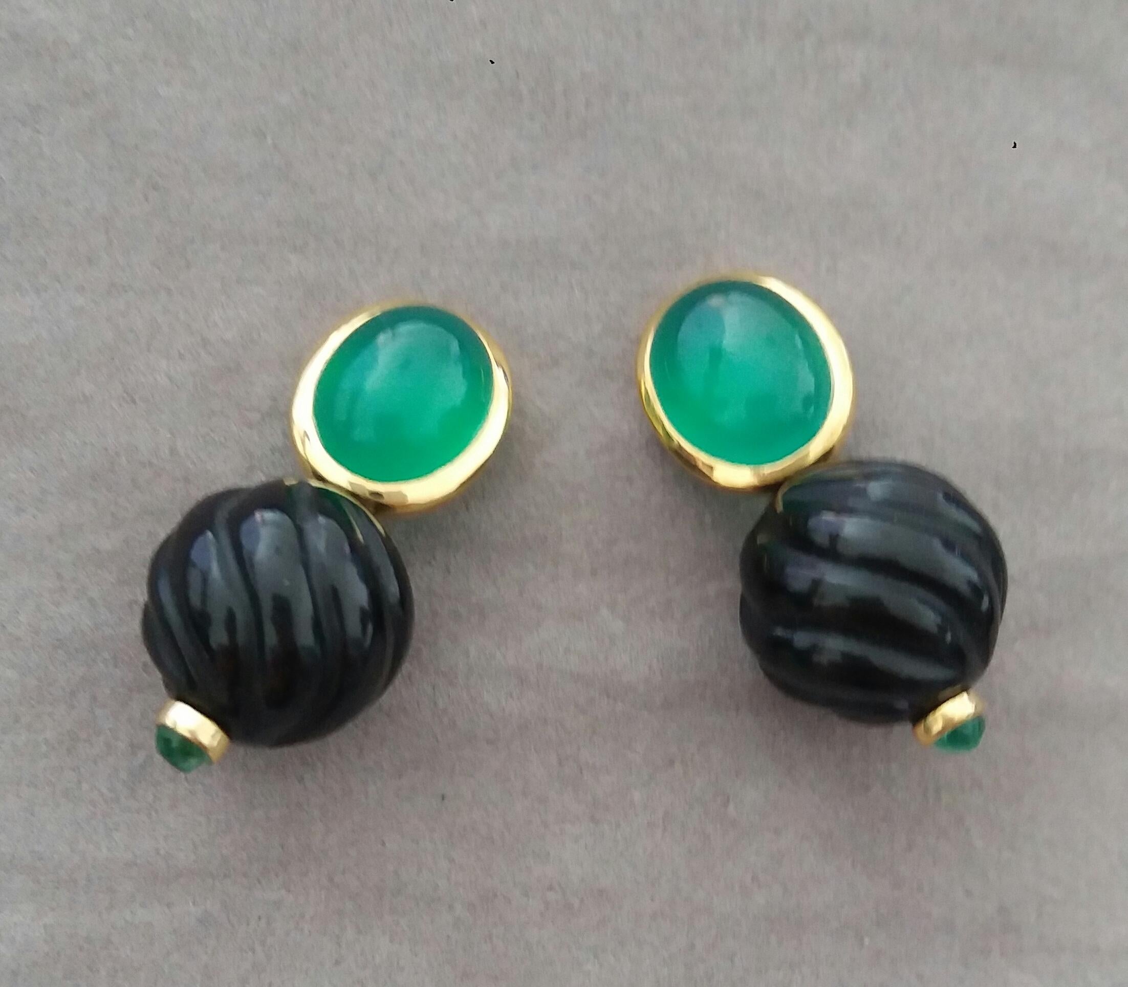 Clous d'oreilles en or 14 carats, onyx vert, onyx noir, émeraudes et perles rondes sculptées Bon état - En vente à Bangkok, TH