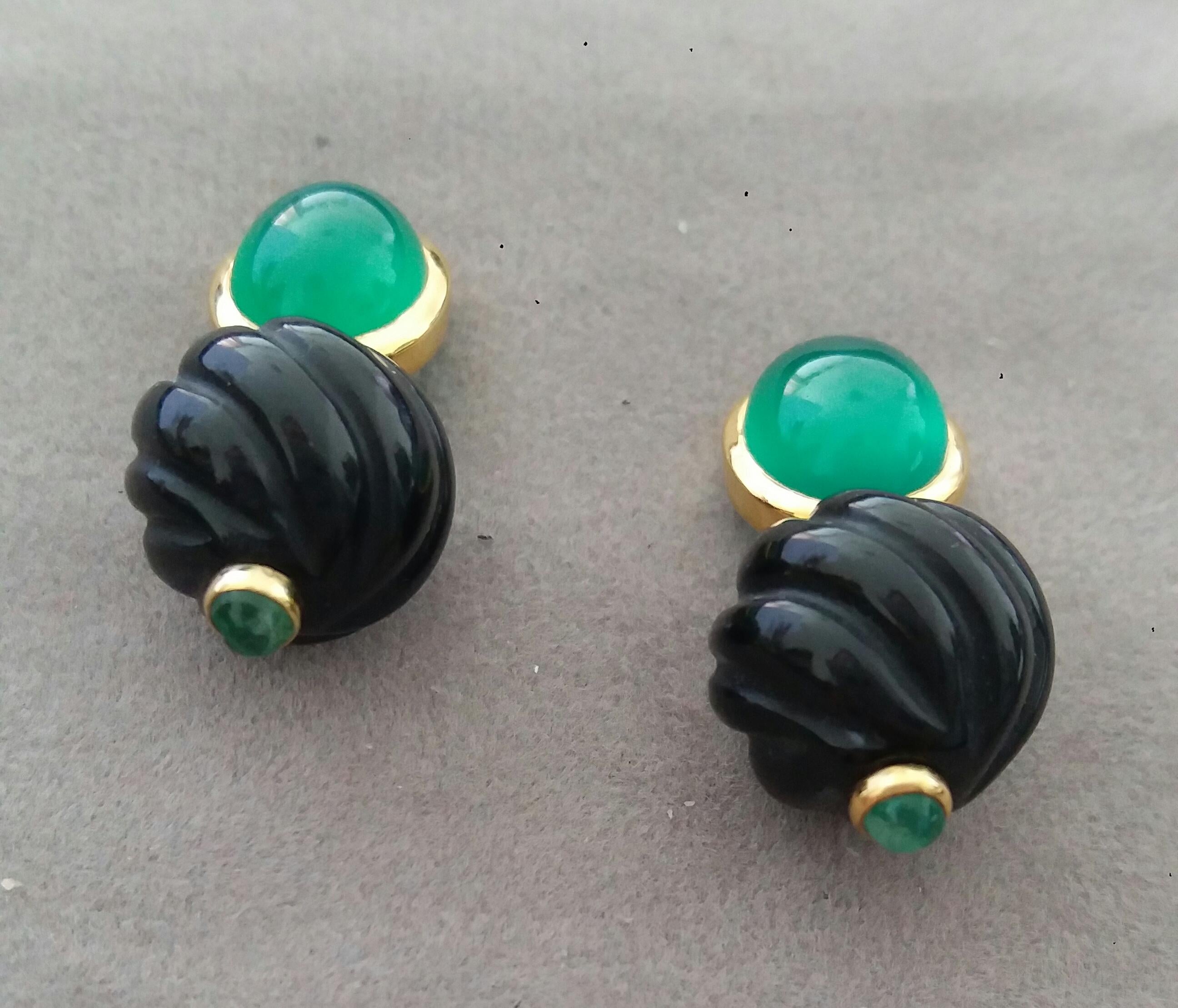 Green Onyx 14k Gold Black Onyx Emerald Cabs Carved Round Beads Stud Earrings In Good Condition For Sale In Bangkok, TH