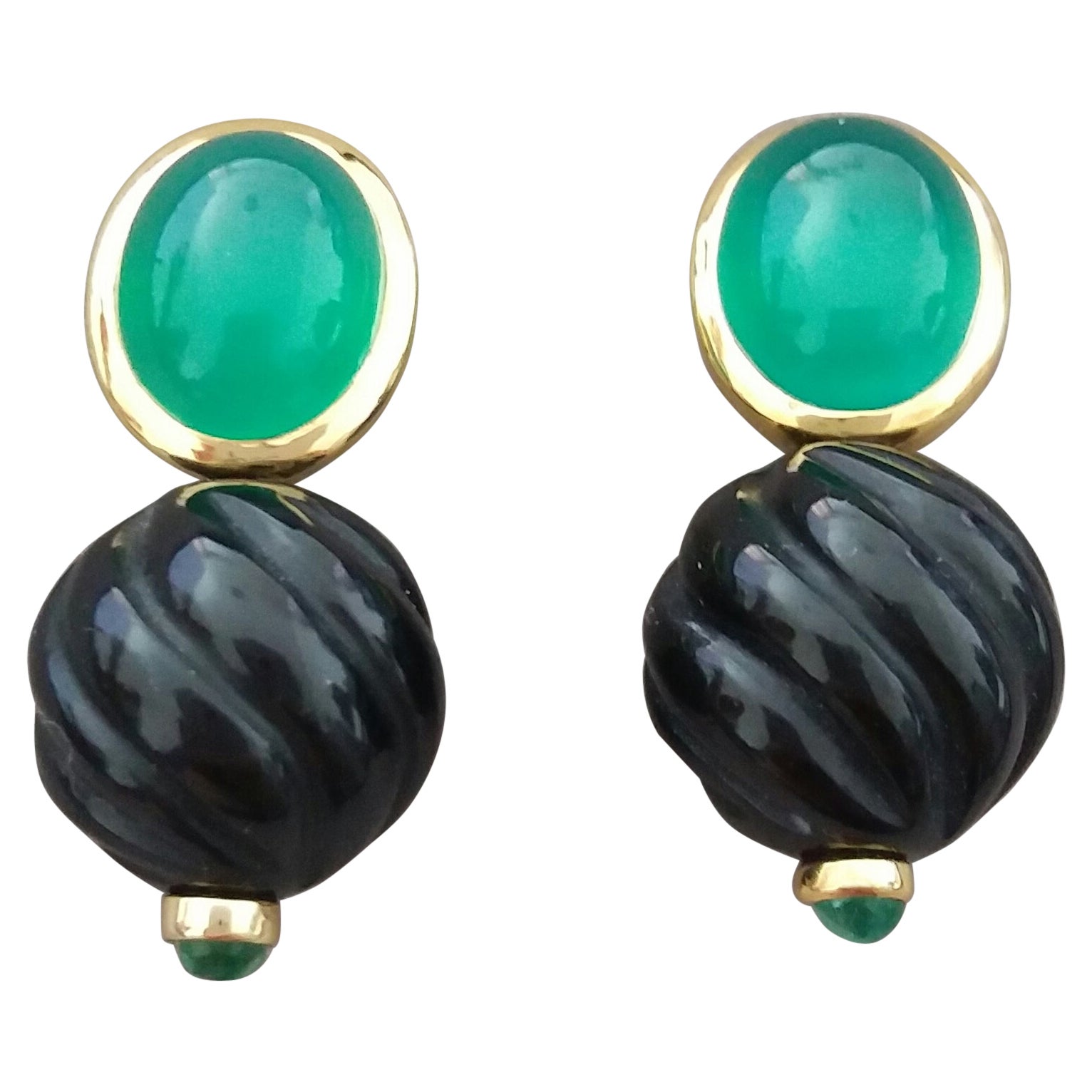 Grüner Onyx 14 K Gold Schwarzer Onyx Smaragd Cabs geschnitzte runde Perlen Ohrstecker