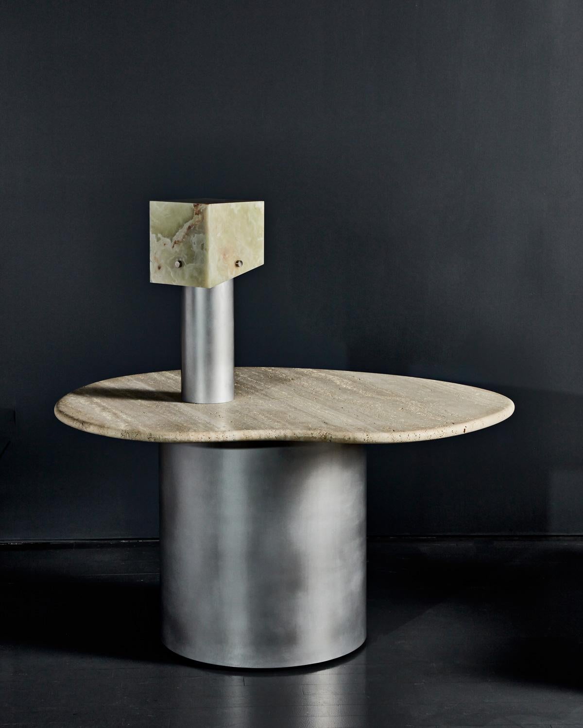 XXIe siècle et contemporain Lampe de table en onyx vert et aluminium brossé ou laiton par Arielle Assouline-Lichten en vente
