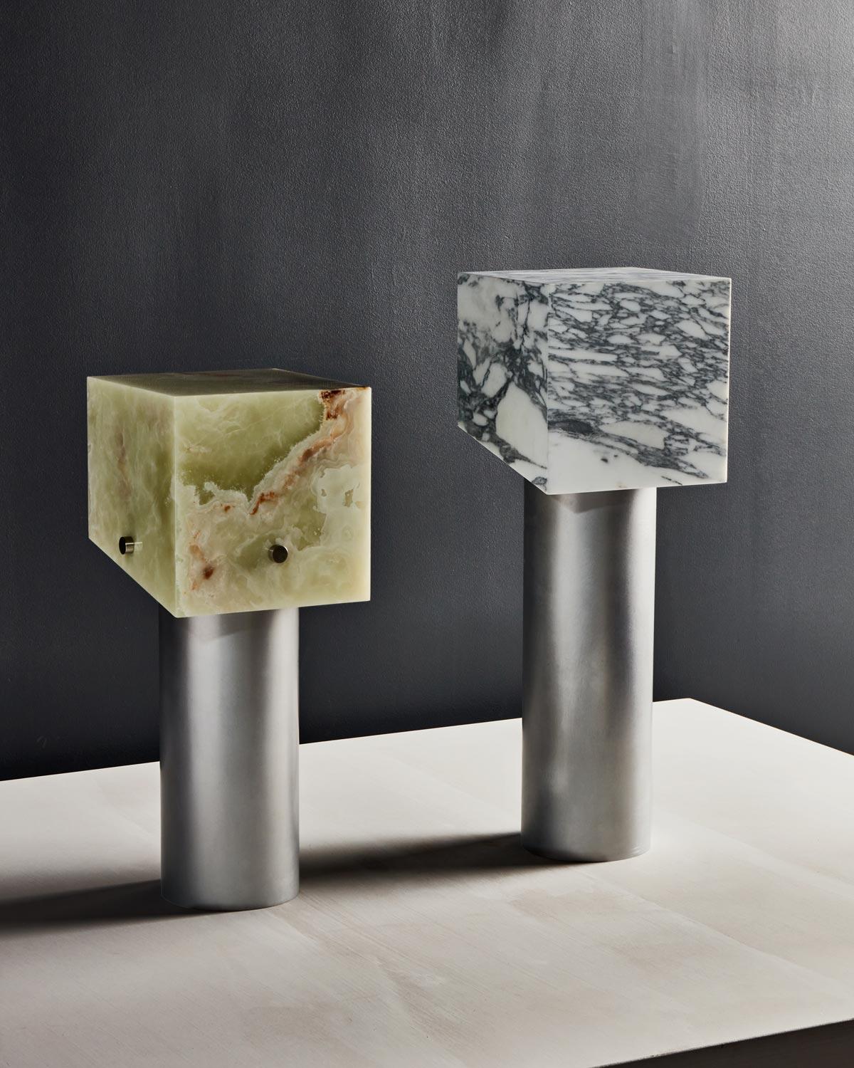 Onyx Lampe de table en onyx vert et aluminium brossé ou laiton par Arielle Assouline-Lichten en vente