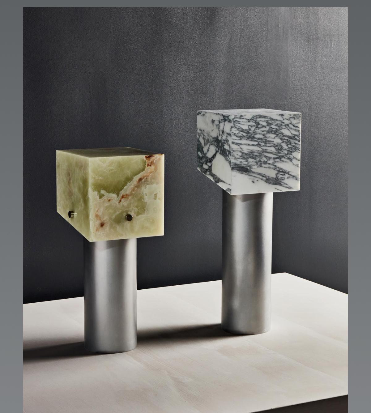 Aluminium Lampe de table en onyx vert et aluminium brossé ou laiton par Arielle Assouline-Lichten en vente