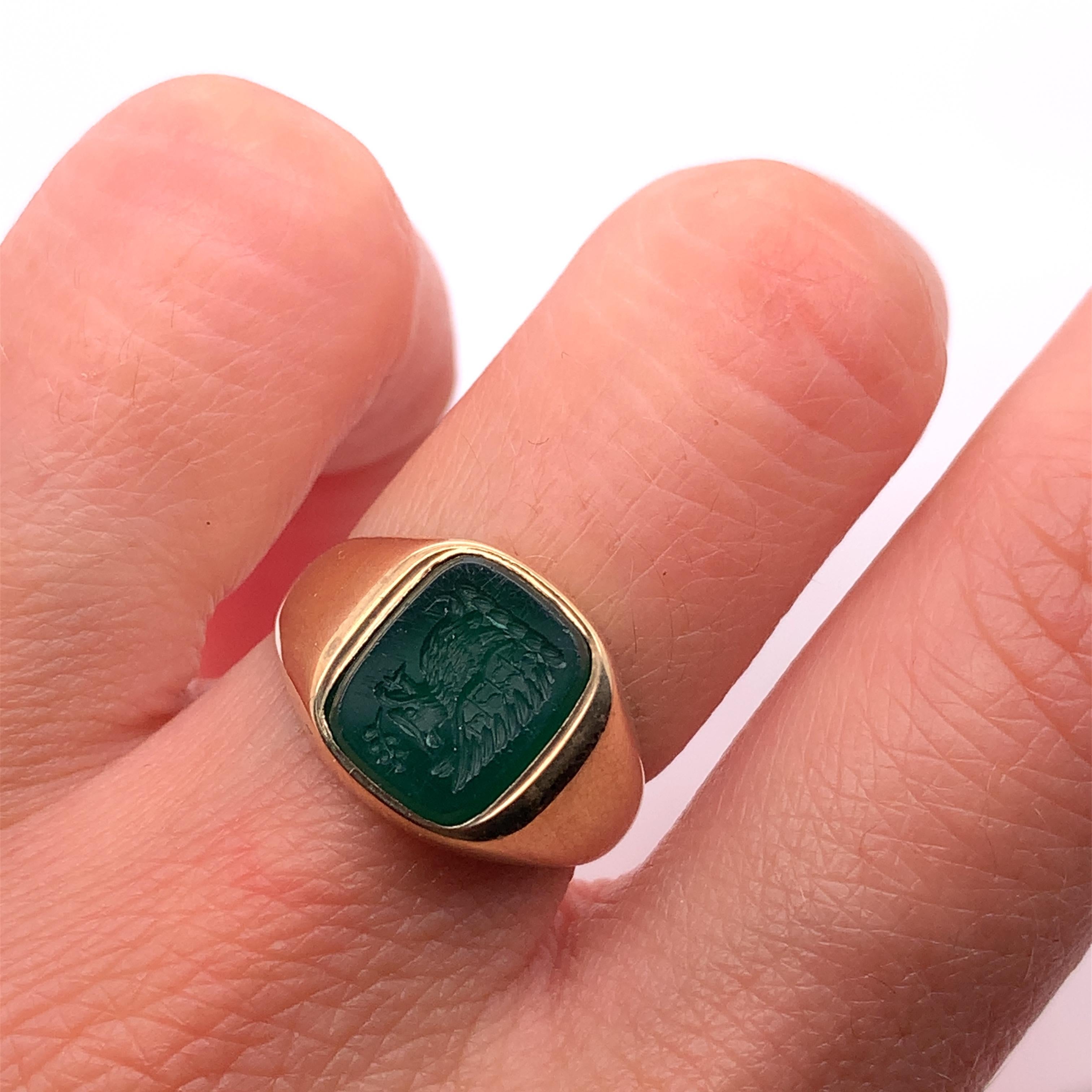 
1.50ct Green onyx signet ring in 9ct yellow gold.

Chunky signet pinky 9ct yellow gold with green onyx gemstone cushion shaped, hallmarked.

Green onyx signet ring plain 9ct yellow gold

Green onyx gemstone atrial untreated.
Head measuring