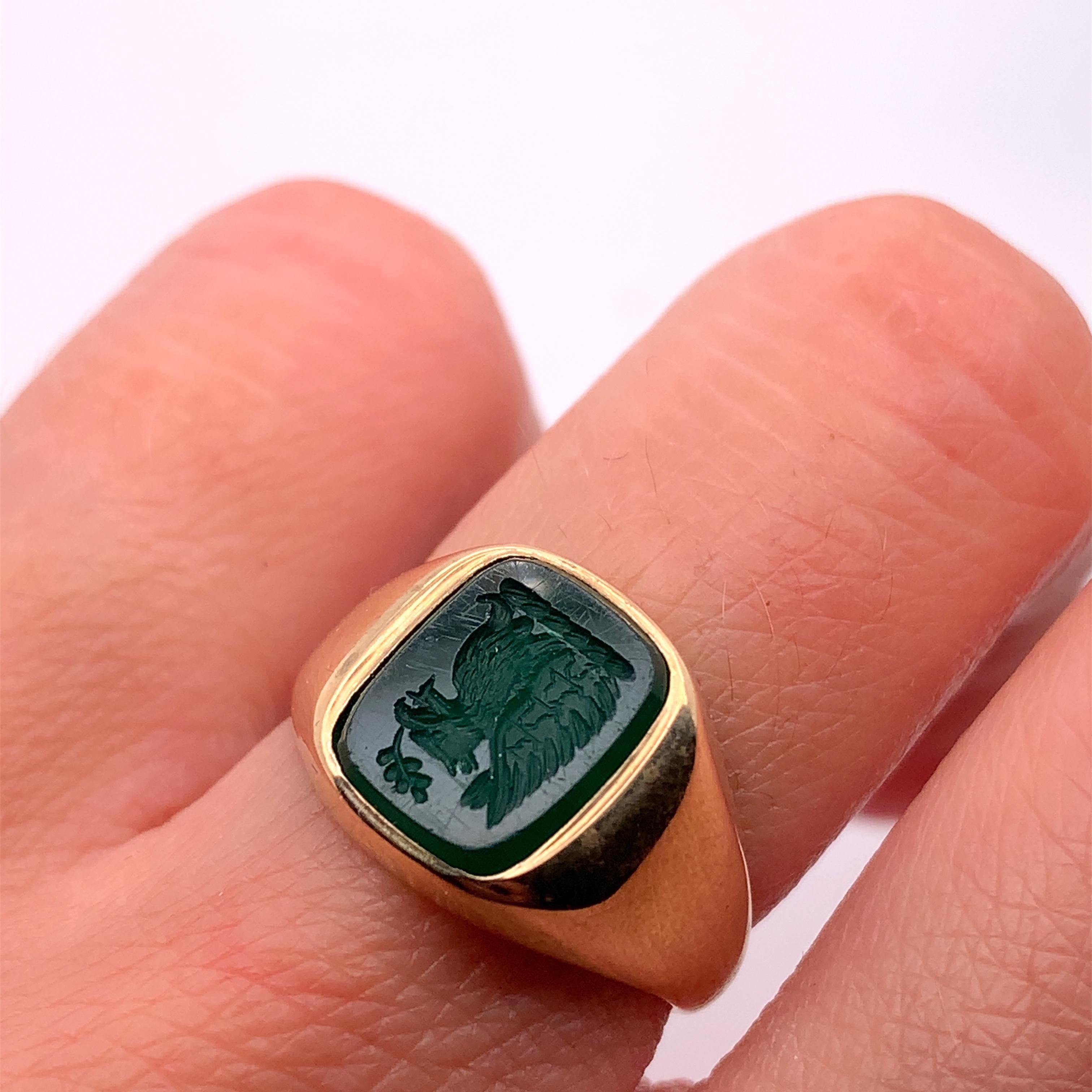 Modern Green onyx art deco chunky signet pinky ring yellow gold For Sale