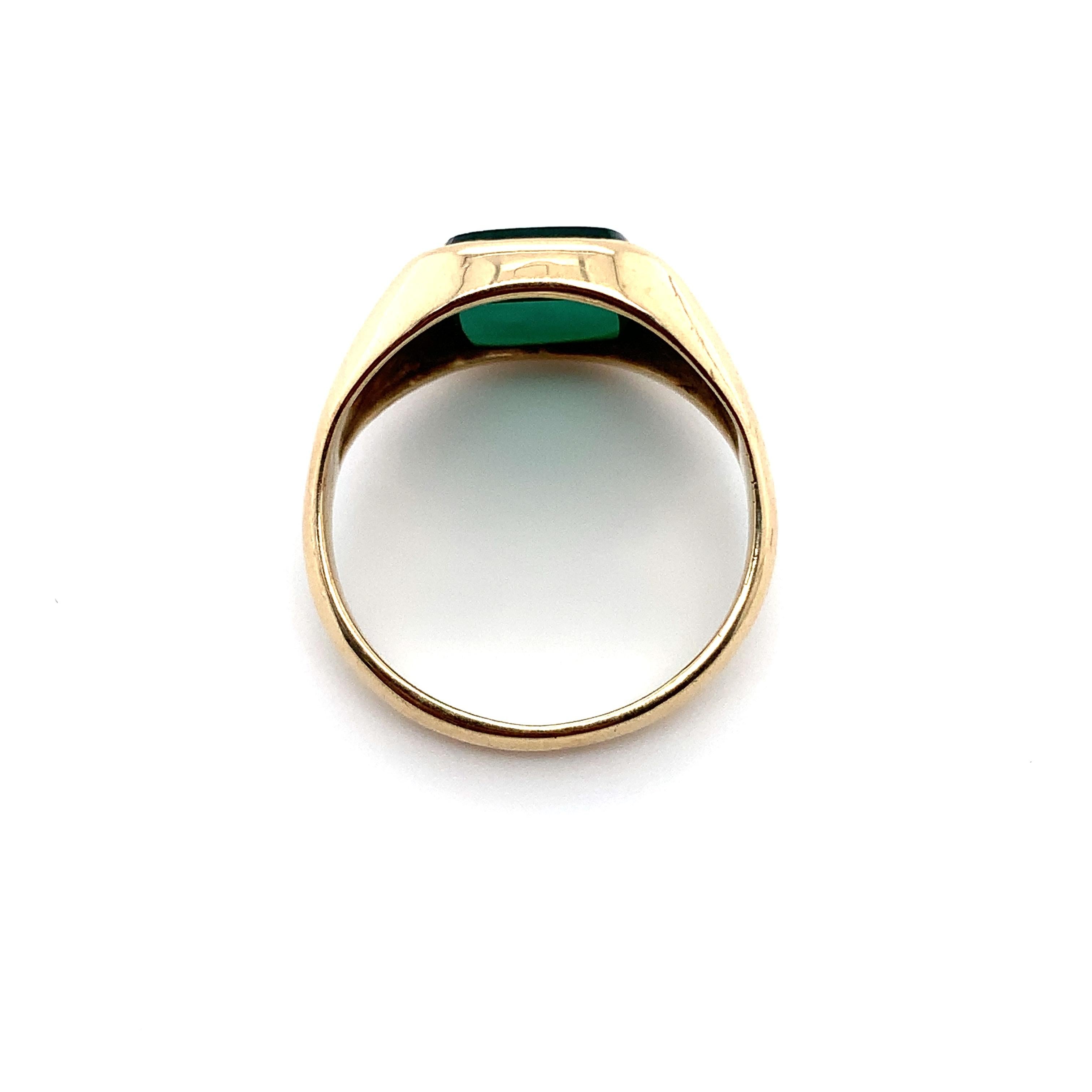 Green onyx art deco chunky signet pinky ring yellow gold For Sale 2