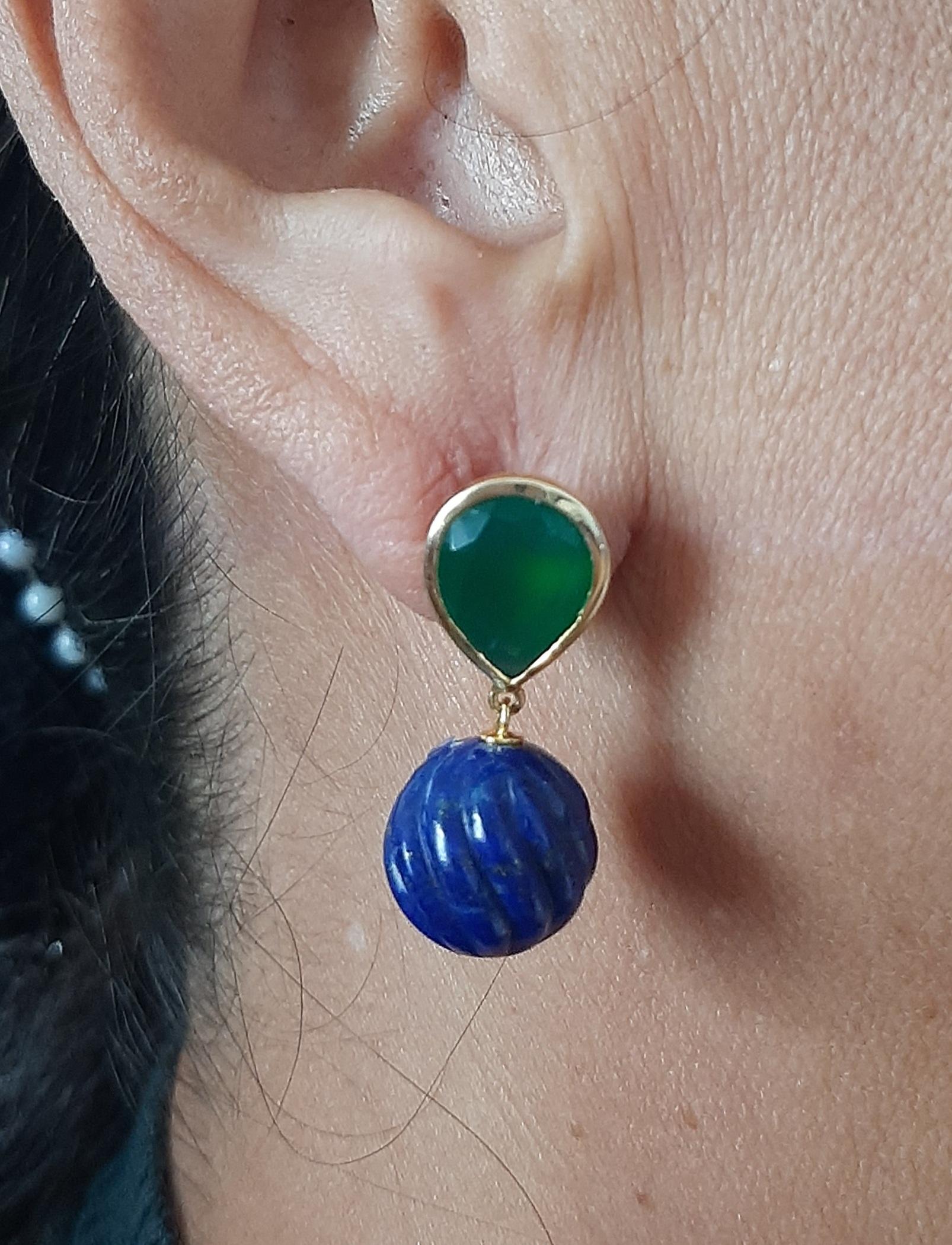 Simple y chic  pendientes con un par de Ónices verdes facetados en forma de pera de tamaño 10 x 12 mm engastados en oro amarillo macizo de 14 kt en la parte superior y 2 gotas redondas talladas de Lapislázuli auténtico de  12 mm de diámetro en la