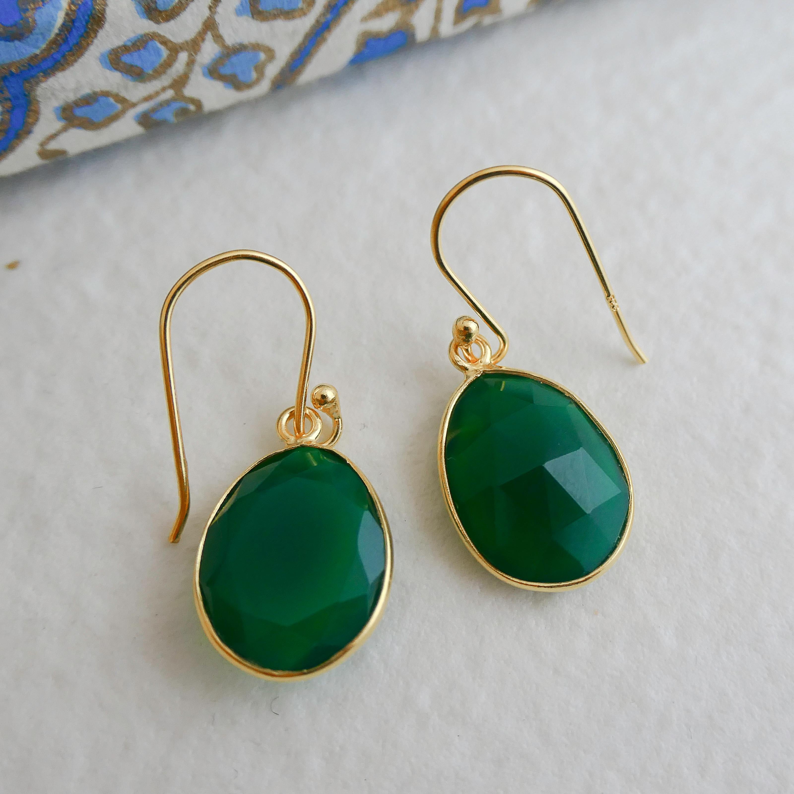 11x15mm faceted free form  cut green onyx is set in gold plated sterling silver and placed in gold plated sterling silver  earwires.

✦Gemstone: green onyx
✦Stone Cut: faceted free form cut
✦Stone Size: Approximately 11x15mm
✦Size of earring from