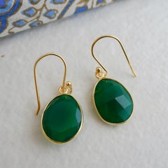 Orecchini pendenti in argento 925 placcato oro con onice verde