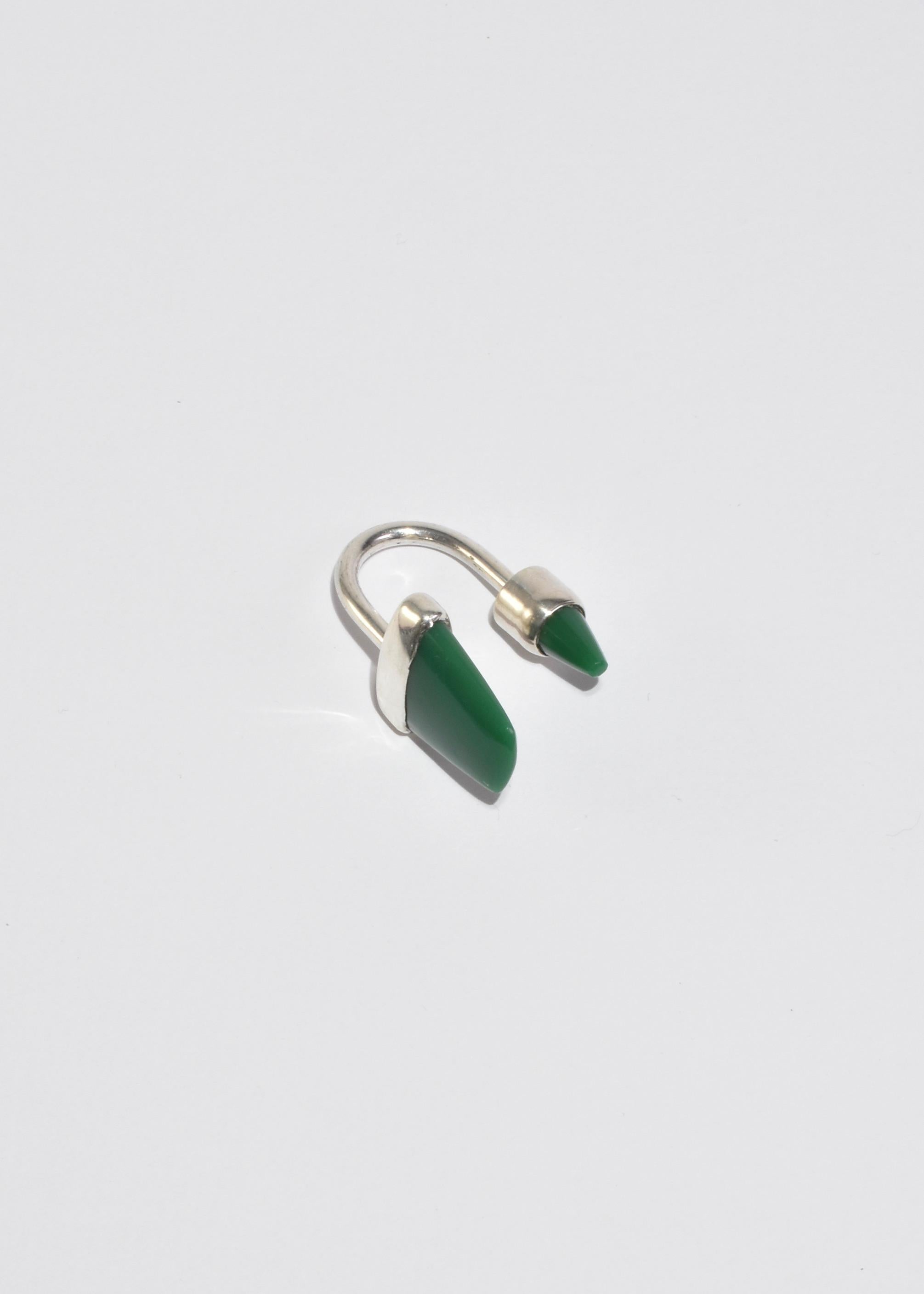Raro portachiavi vintage in sterling con pietre scultoree in onice verde e chiusura a vite. Timbro Messico, 925.

Materiale: Argento, onice verde.