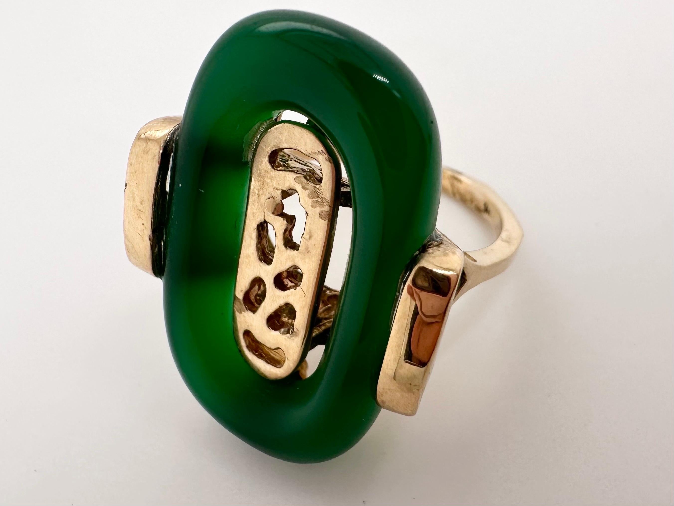 Oval Cut Green onyx modern ring 14KT yellow gold For Sale